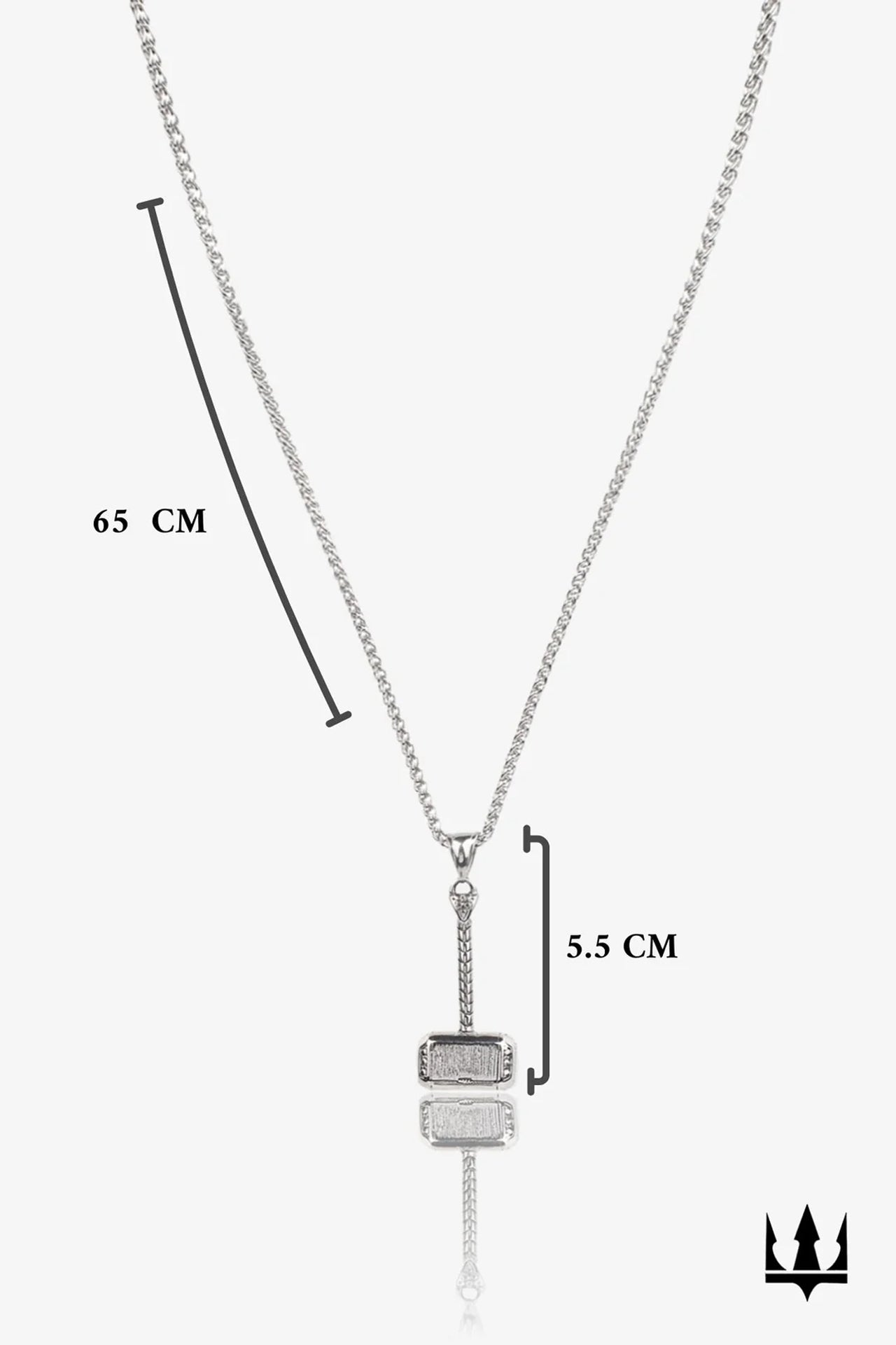 Gümüş renkli, 65 cm uzunluğunda, 5.5 cm boyundaki kolye, detaylı tasarımlı metal zincirli