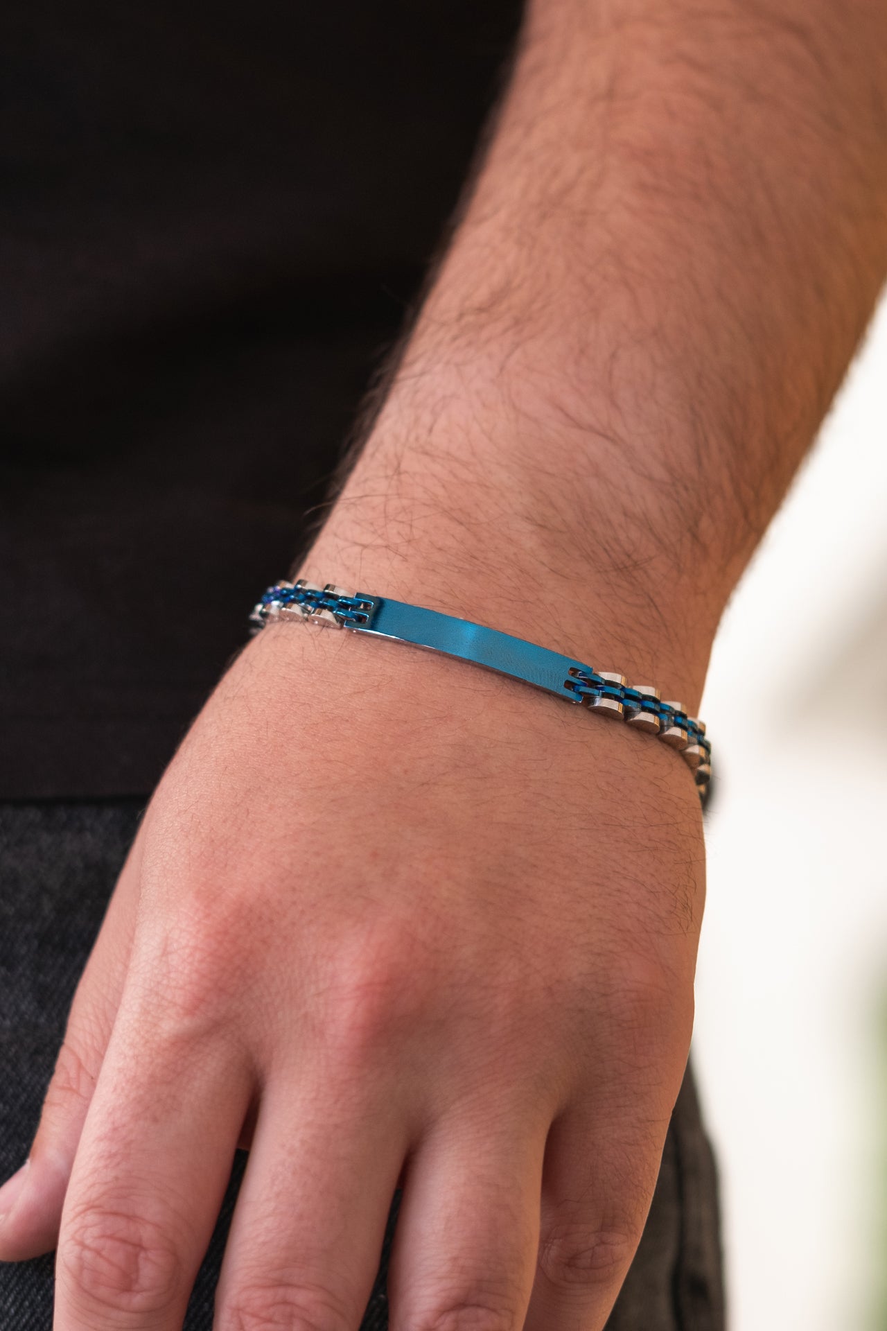 Mavi metal erkek bilekliği, zincir detaylı tasarım