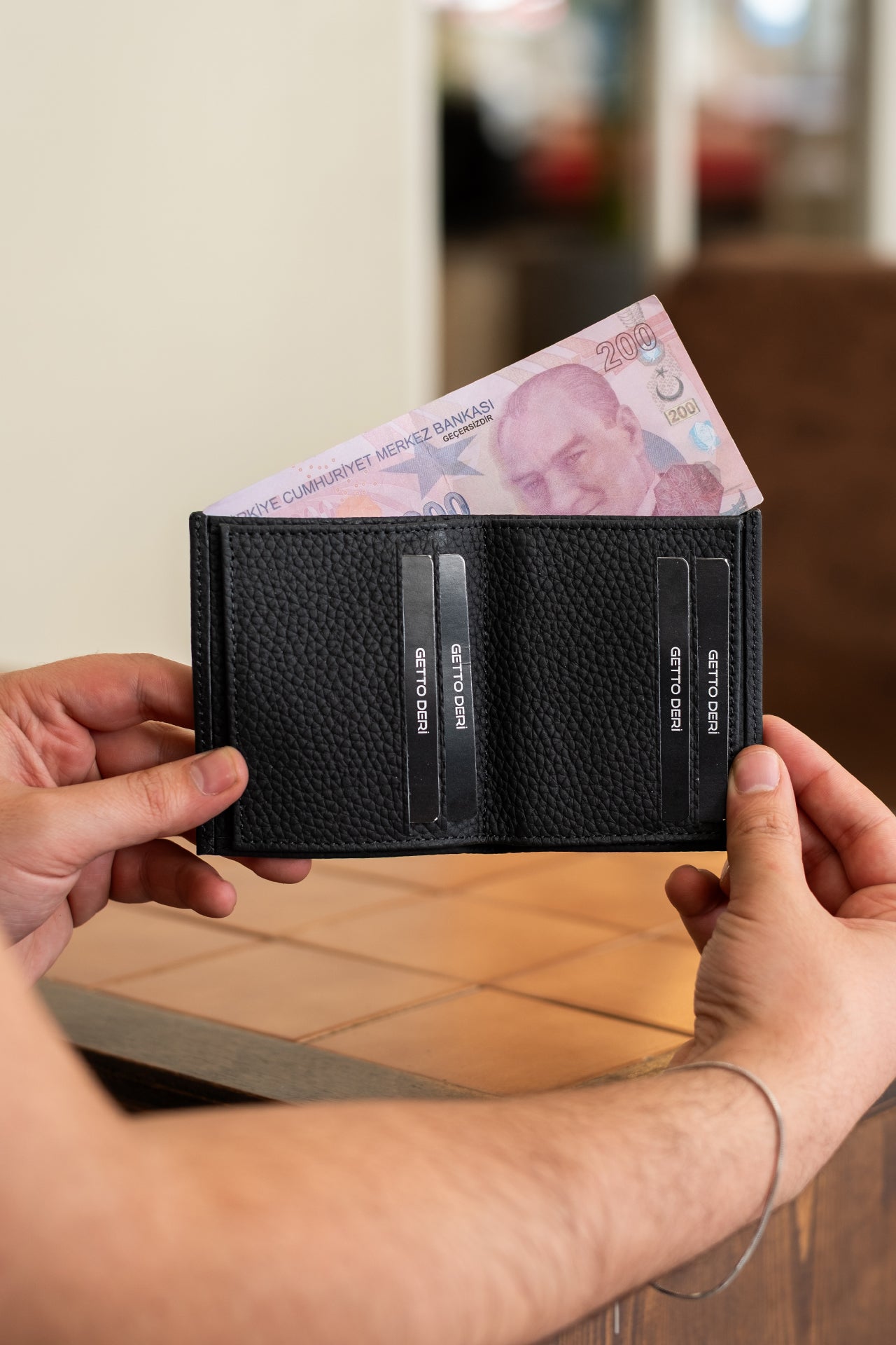 Siyah deri cüzdan, kart bölümlü ve para tutucu, el yapımı detaylı