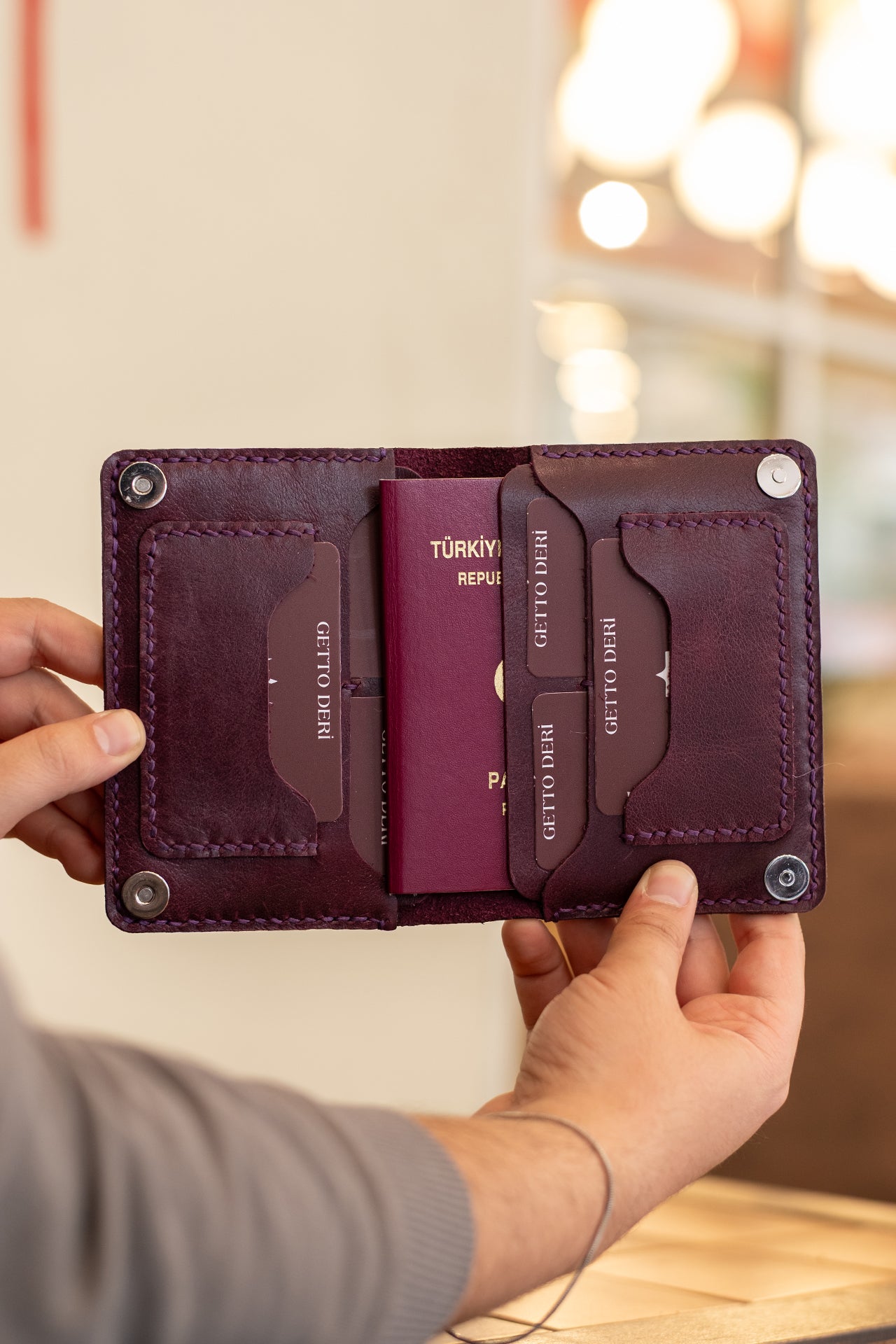 Bordo deri pasaport ve kartlık, el yapımı detaylı tasarım