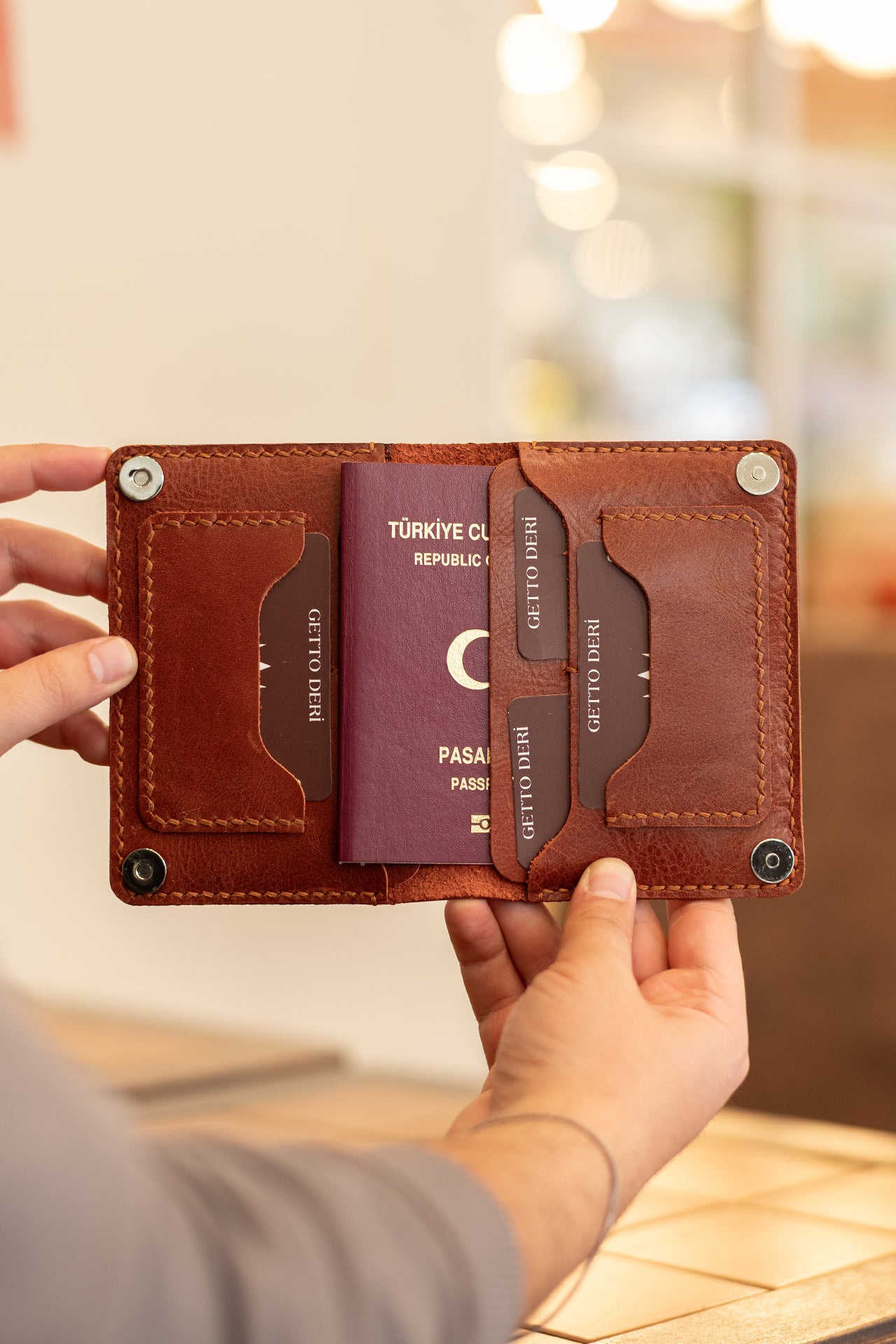 Kahverengi deri pasaport kılıfı, kartlık ve pasaport bölmesiyle seyahat için ideal