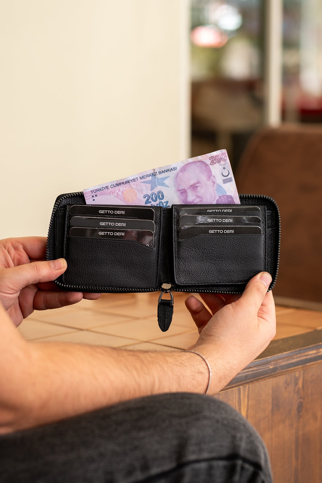 Siyah deri fermuarlı cüzdan, kart ve para bölümlü