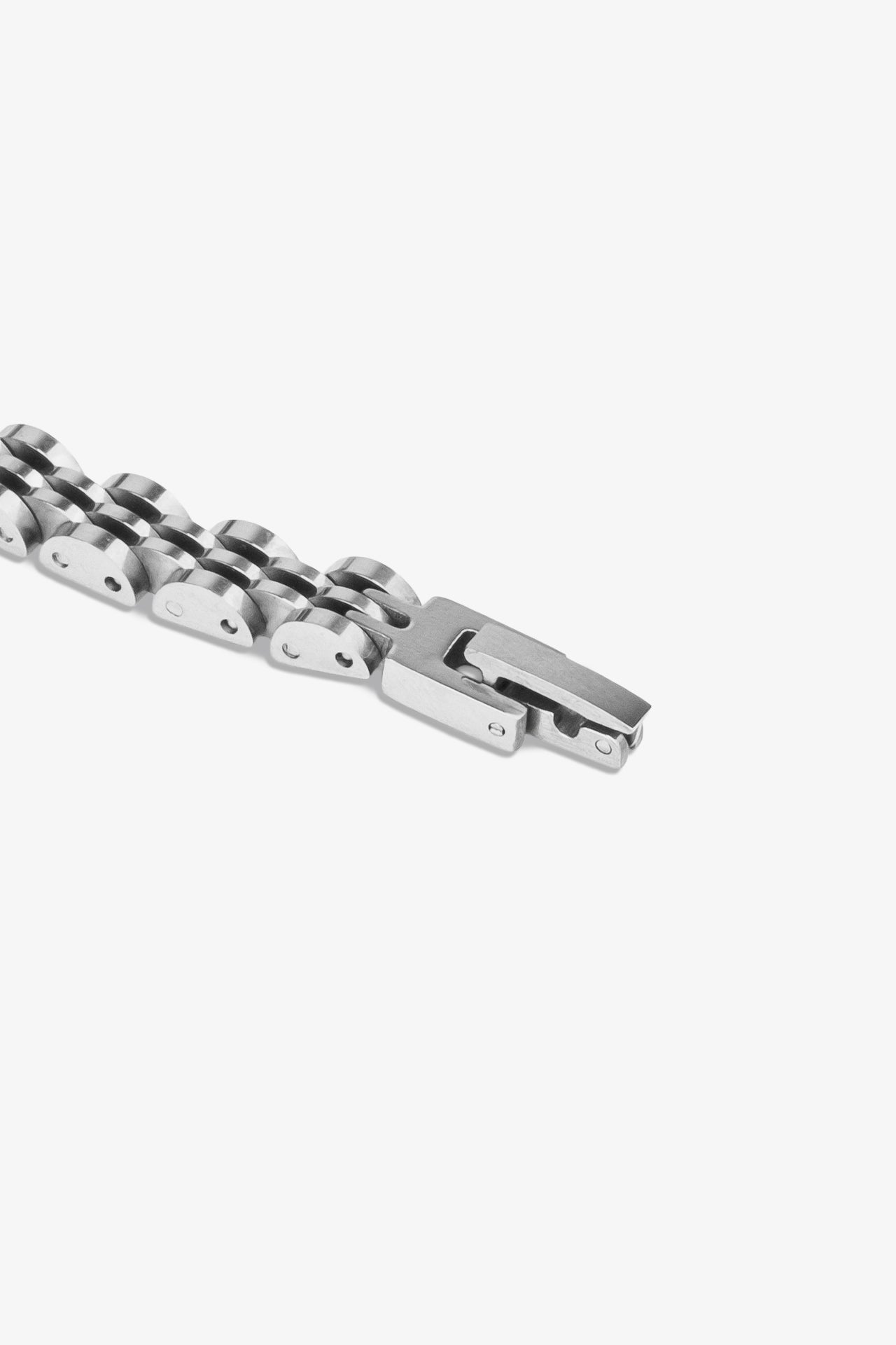 Gümüş renkli metal bileklik, modern tasarım ve sağlam kapanış detayı