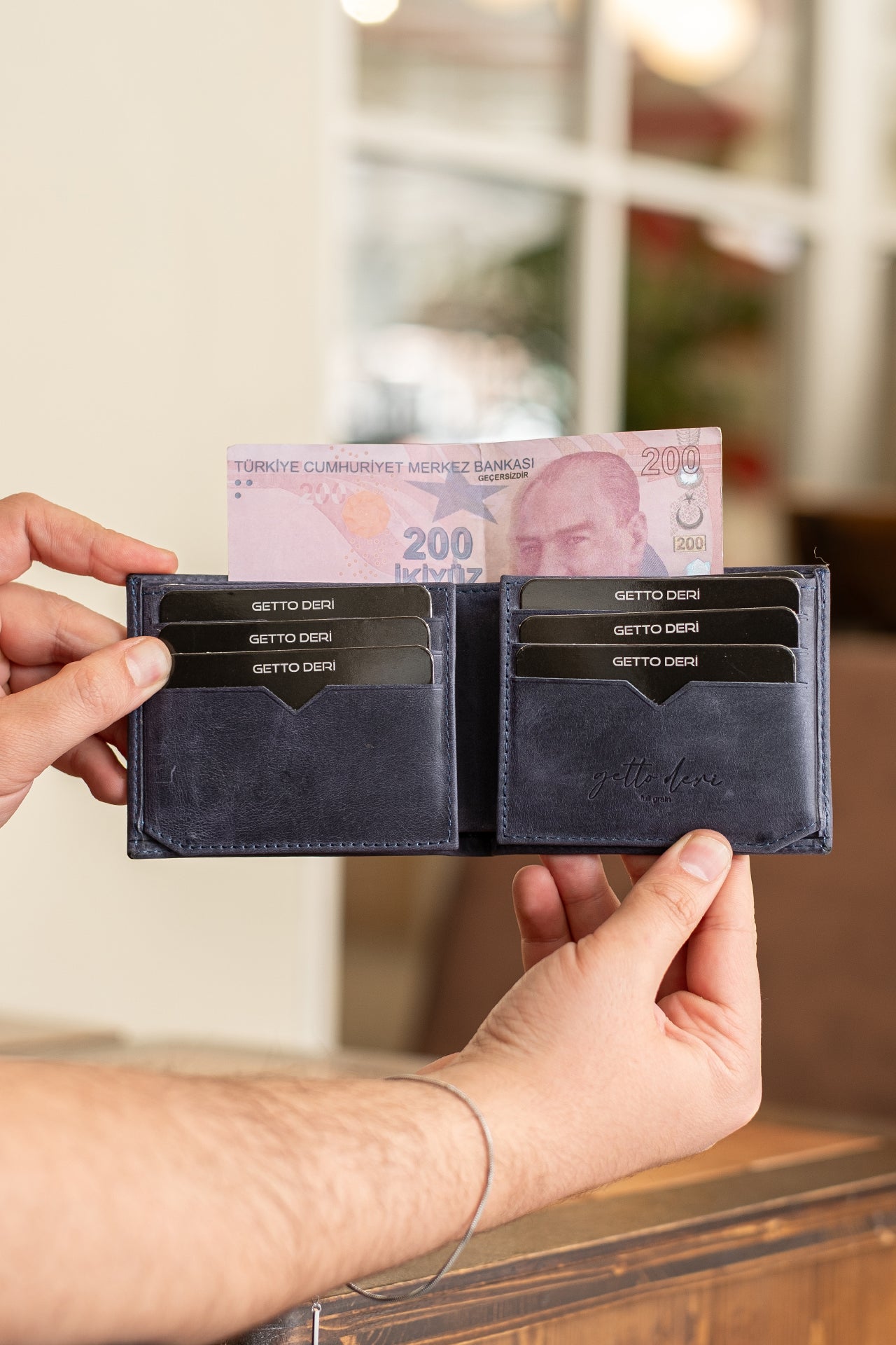 Mavi deri cüzdan, kartlık ve para bölmesiyle
