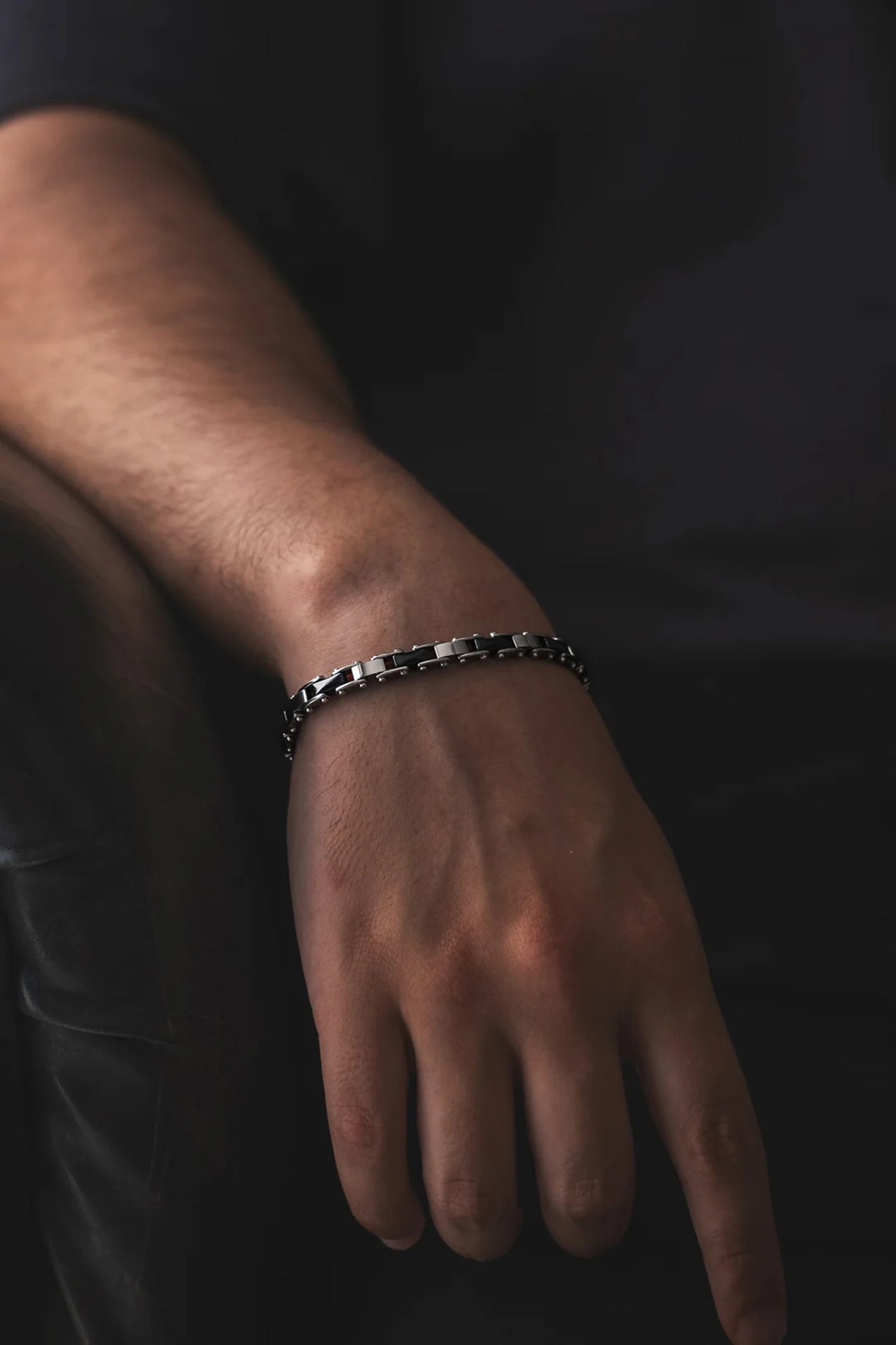 Siyah metal erkek bilekliği, modern tasarım