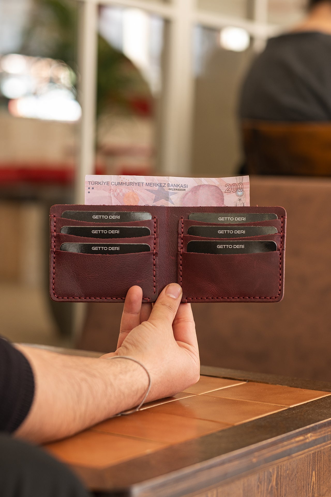 Koyu kırmızı deri cüzdan, kart ve para bölümlü, el yapımı detaylı