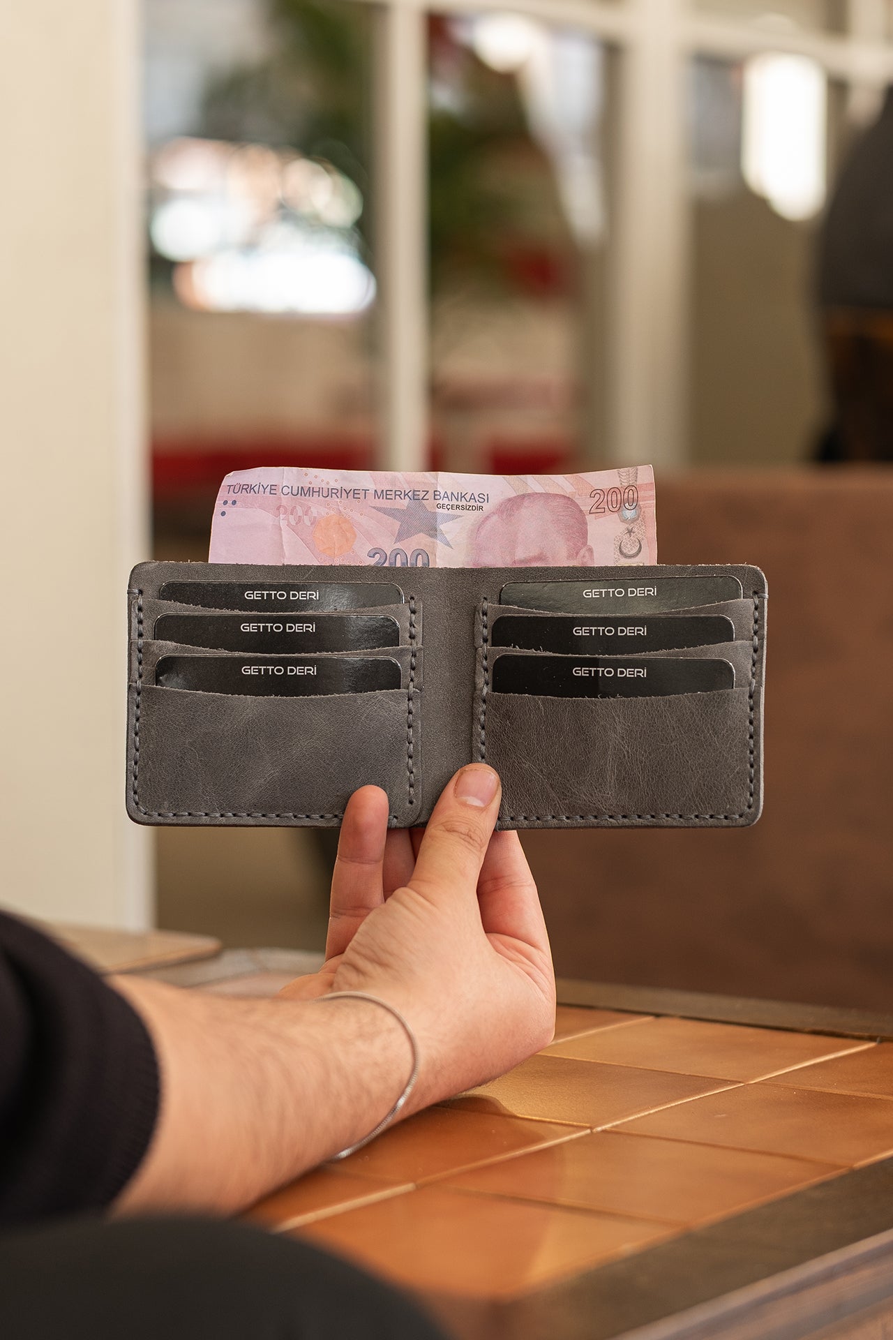 Koyu gri deri cüzdan, kart bölümlü ve para tutucu, el yapımı detaylı