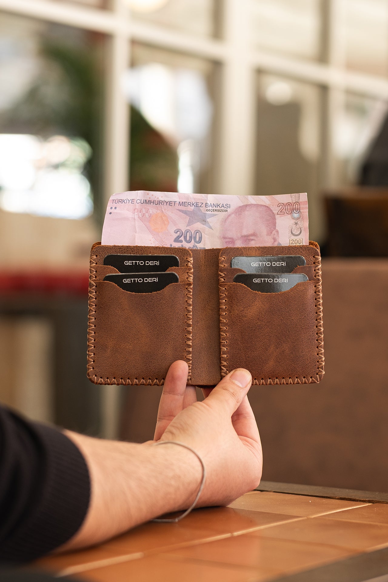 Kahverengi deri cüzdan, kart ve para tutma kapasitesiyle