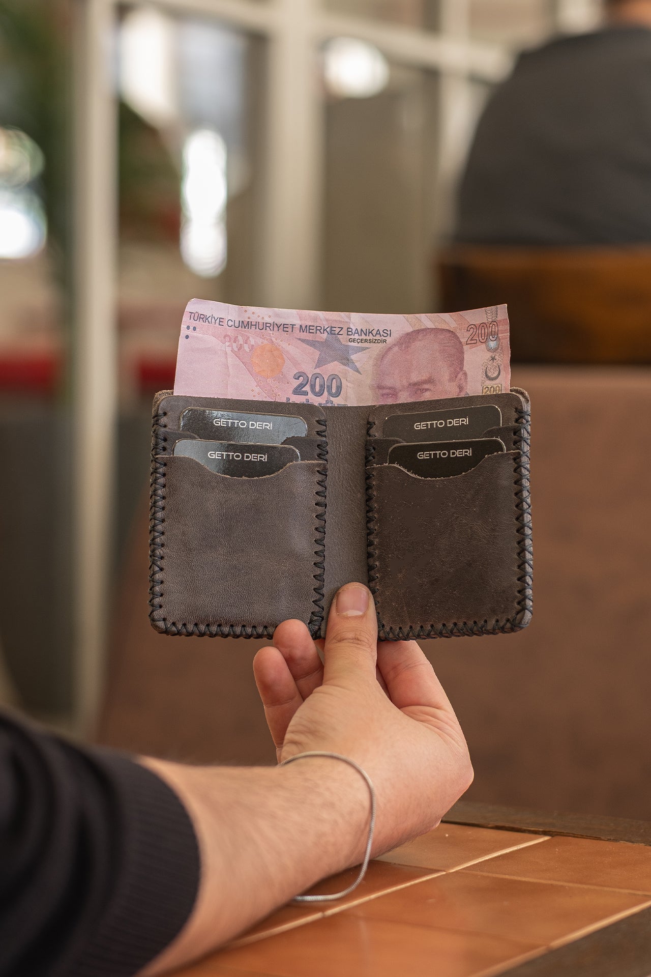 Kahverengi deri cüzdan, kart ve para bölümlü, el yapımı detaylı