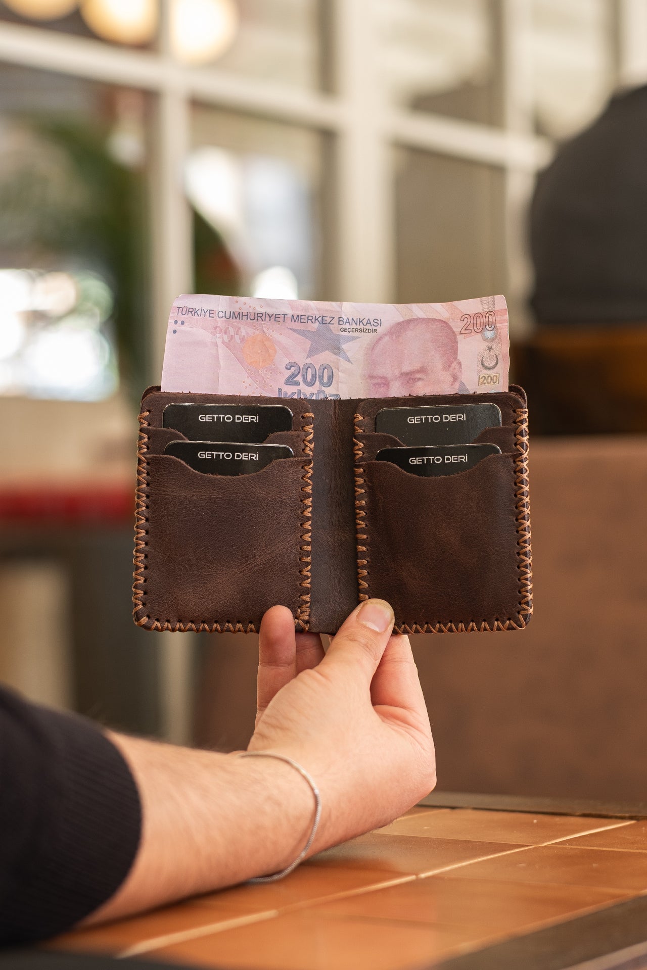 Kahverengi deri cüzdan, kartlık ve para bölmesiyle