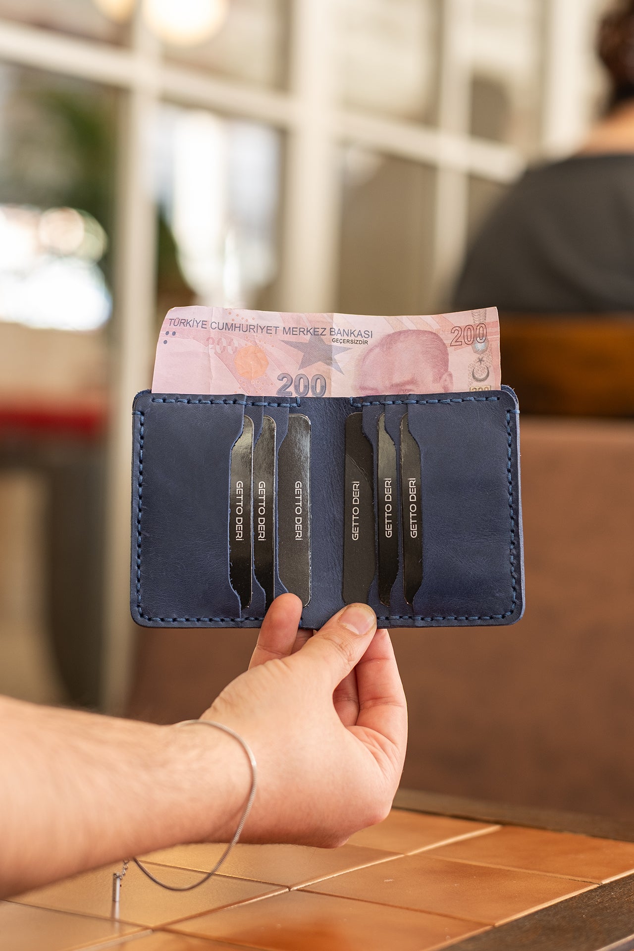 Mavi deri kartlık, kart ve para tutma fonksiyonuyla kullanıma hazır