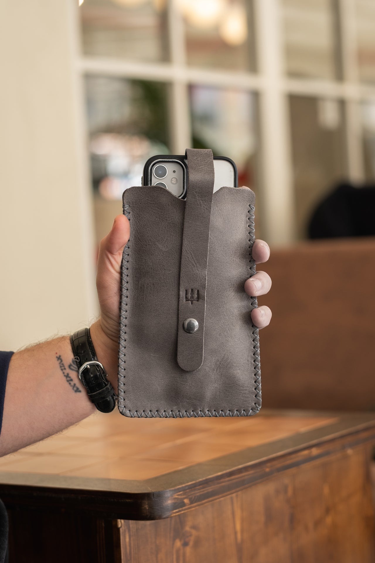 Gri deri telefon kılıfı, el yapımı dikiş detaylı, telefonu koruyan kılıf
