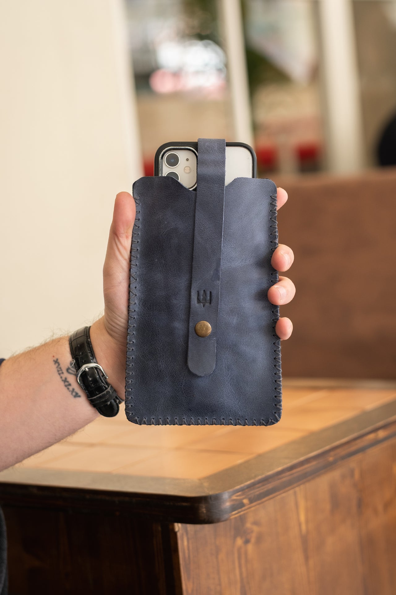 Koyu mavi deri telefon kılıfı, el yapımı dikiş detaylı, telefonu koruyan ve tutan praktik tasarım