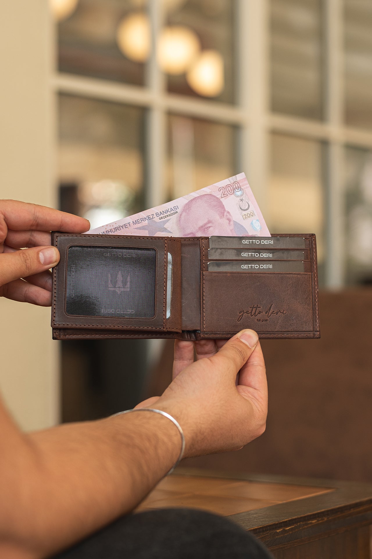Kahverengi deri cüzdan, kartlık ve para bölmesiyle erkekler için