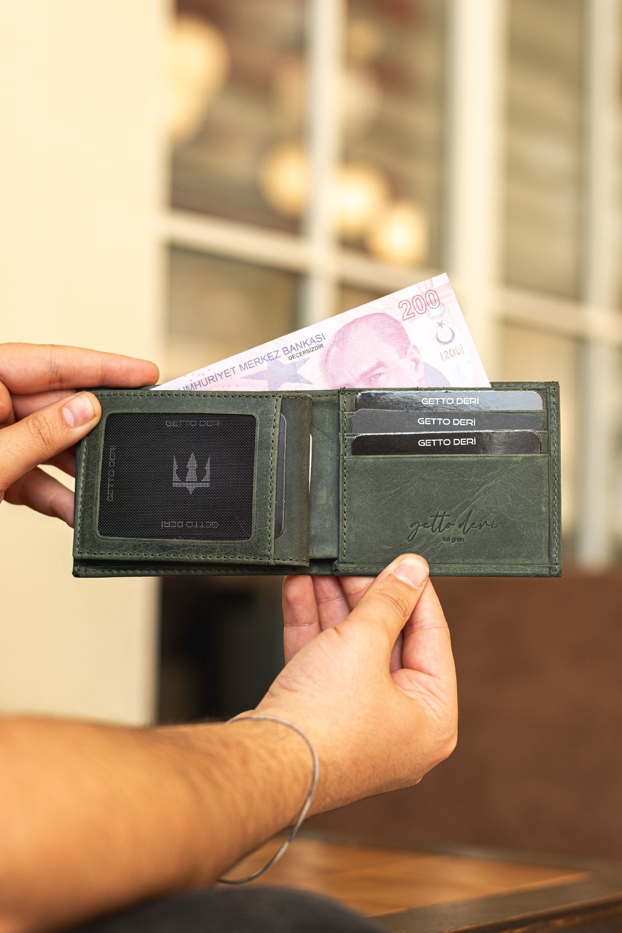Yeşil deri cüzdan, kartlık ve para bölmesiyle erkek aksesuarı