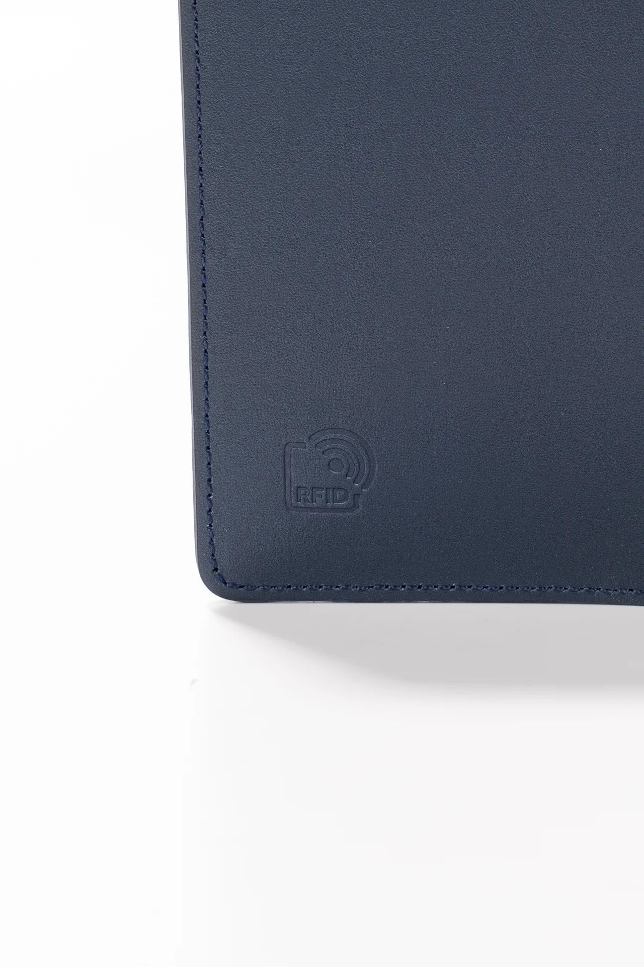 Koyu mavi deri RFID korumalı kartlık