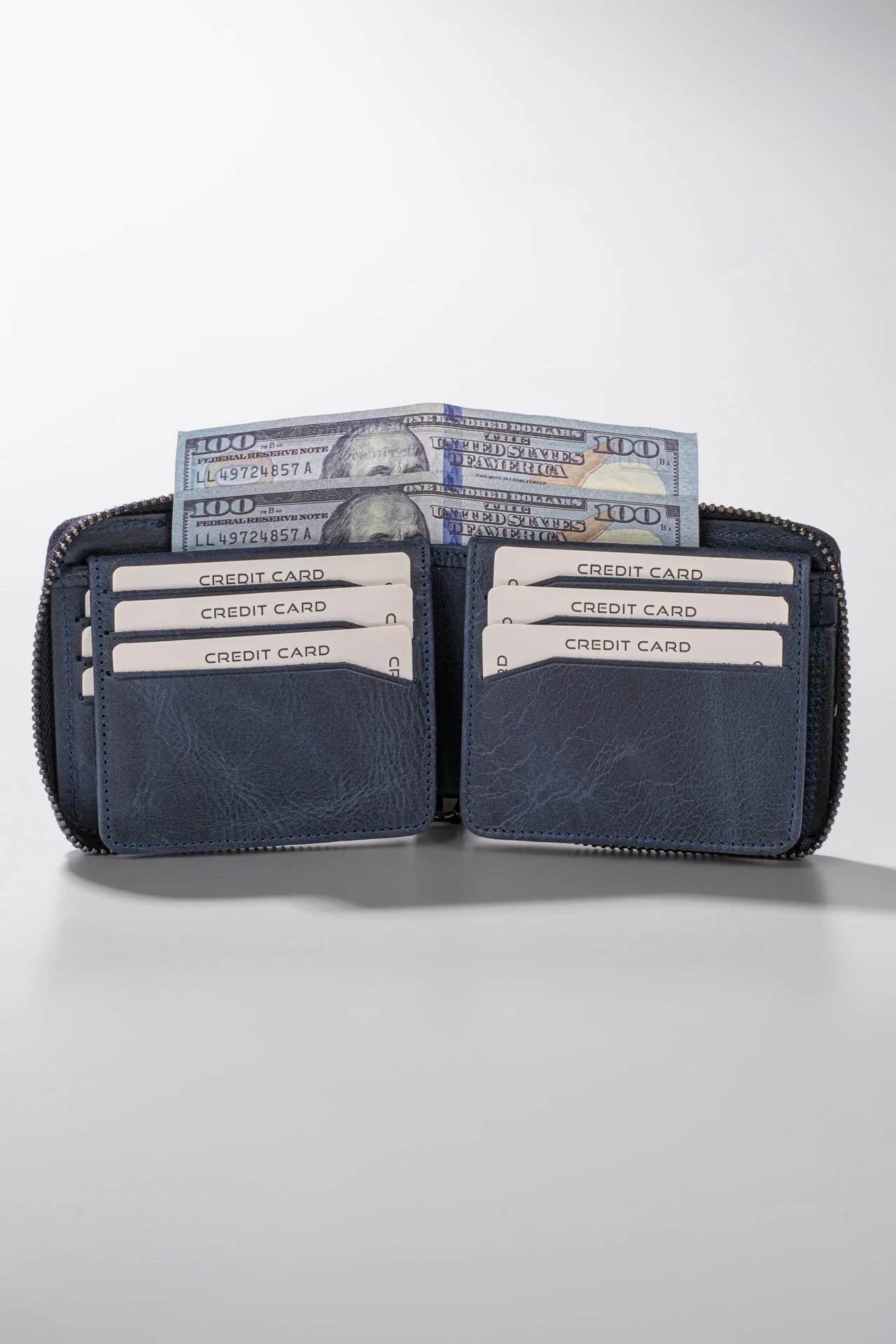 Mavi deri cüzdan, kredi kartları ve dolar banknotları ile açık