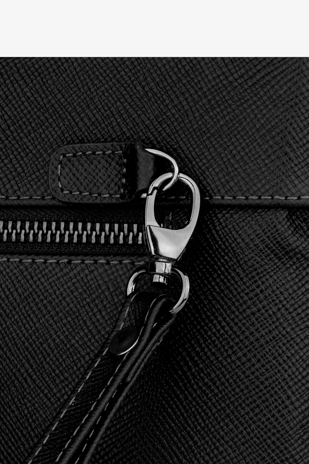 Siyah deri çanta fermuar detayı ve metal kilit