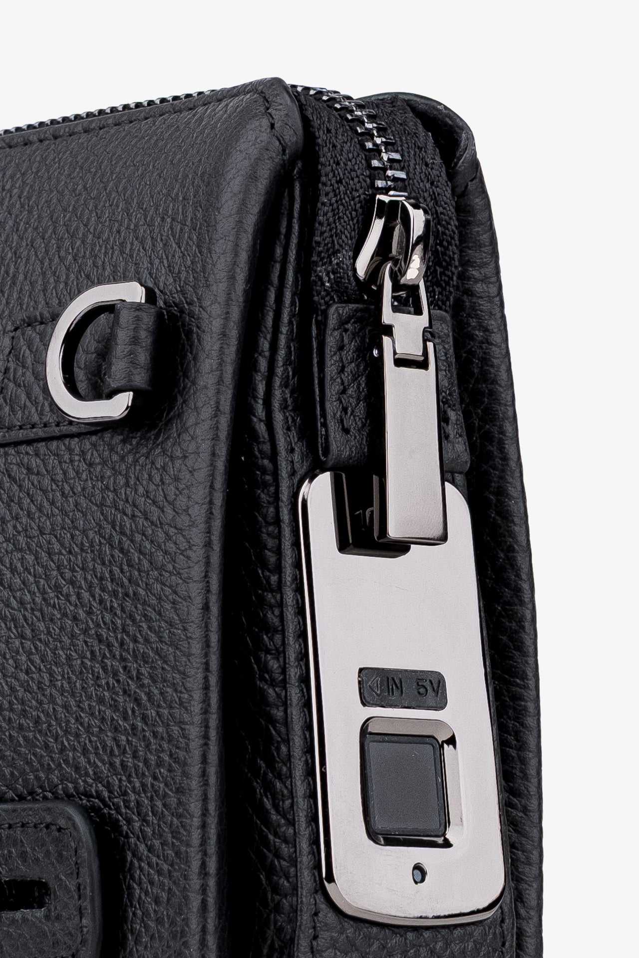Siyah deri çanta, metal fermuar ve USB şarj portu detayı
