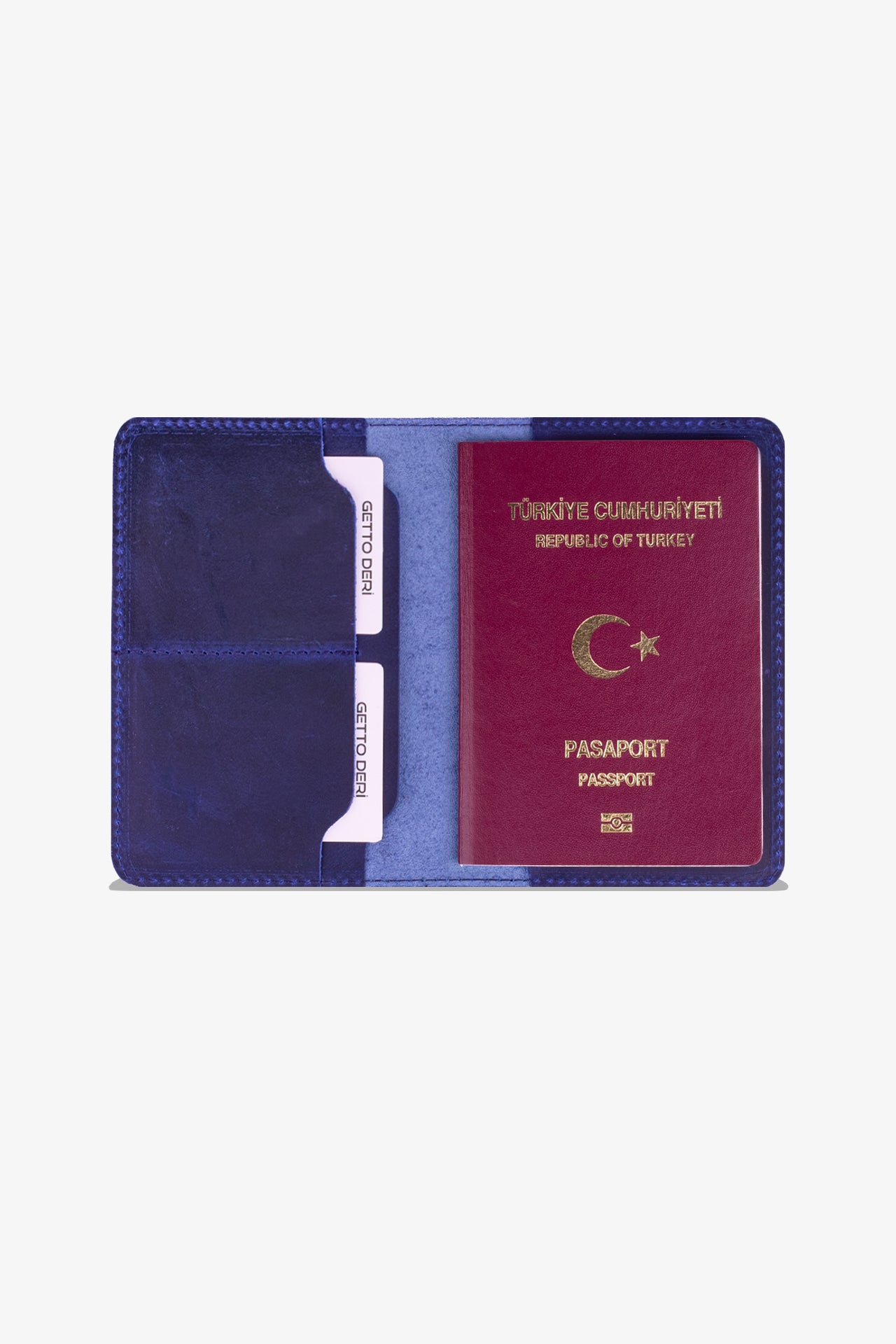 Mavi deri pasaport kılıfı, kartlık ve pasaport içeren seyahat aksesuarı