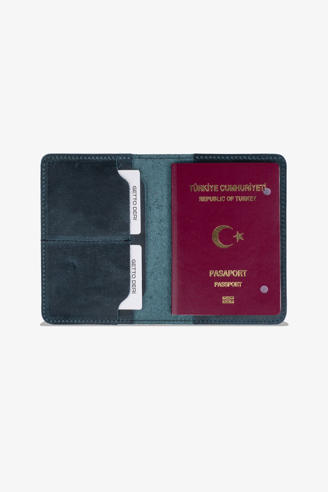 Mavi deri pasaport kılıfı, kartlık ve pasaport içeren seyahat aksesuarı