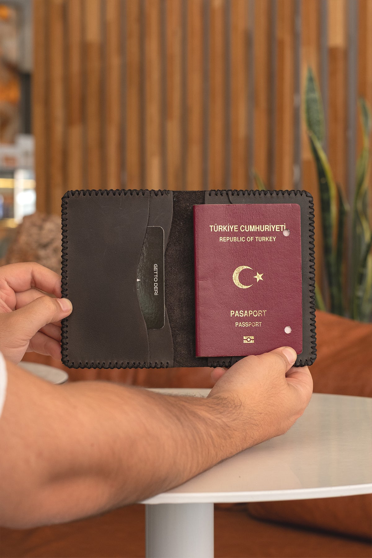 Hakiki Deri Pasaportluk