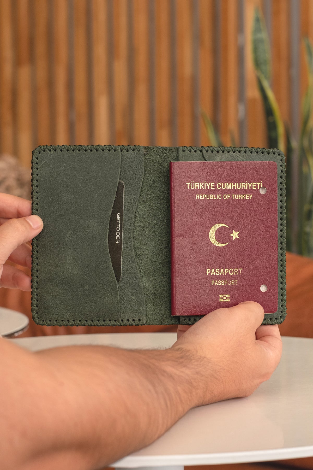 Hakiki Deri Pasaportluk