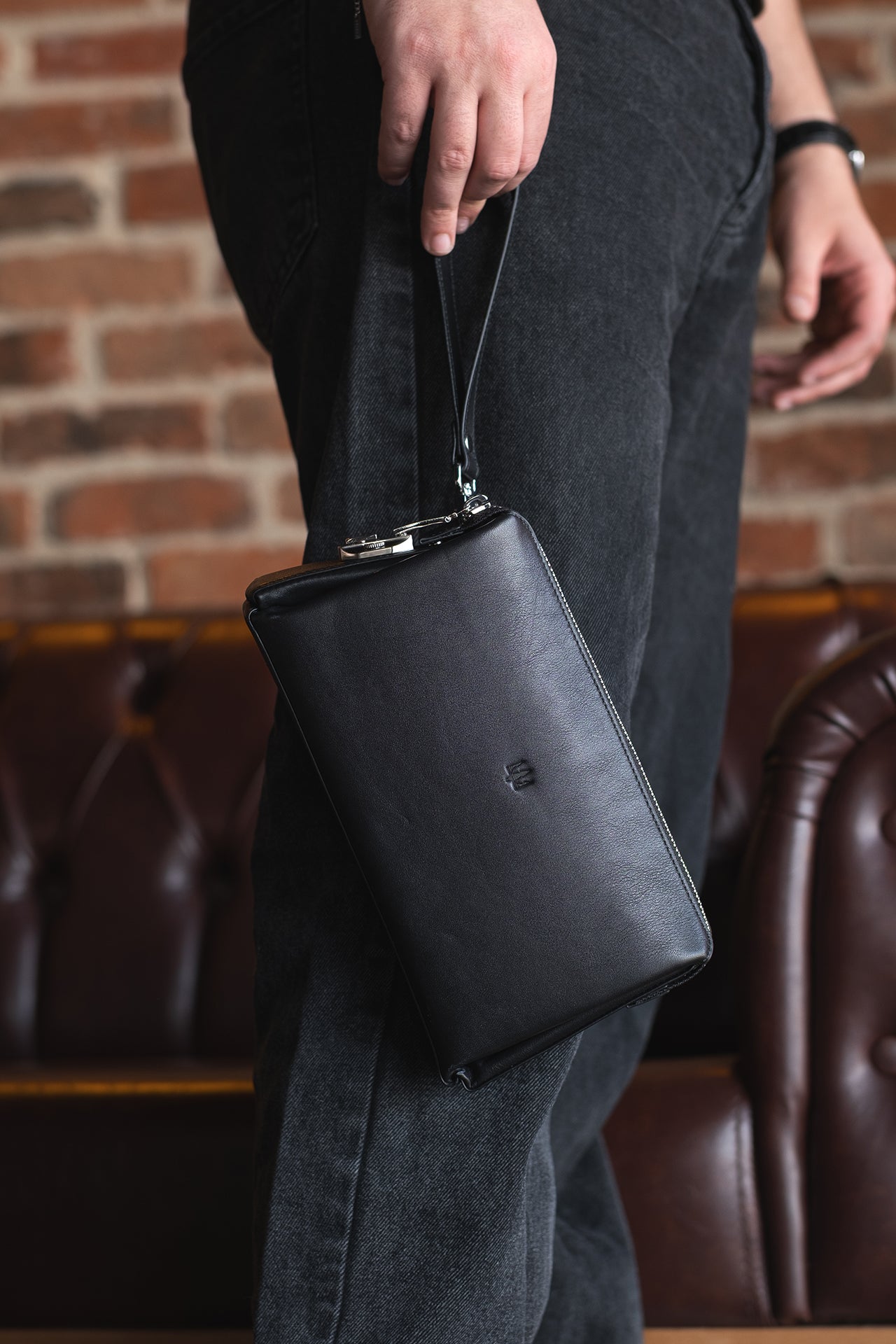 Siyah deri erkek el çantası, uzun kordonlu, klasik tasarımlı