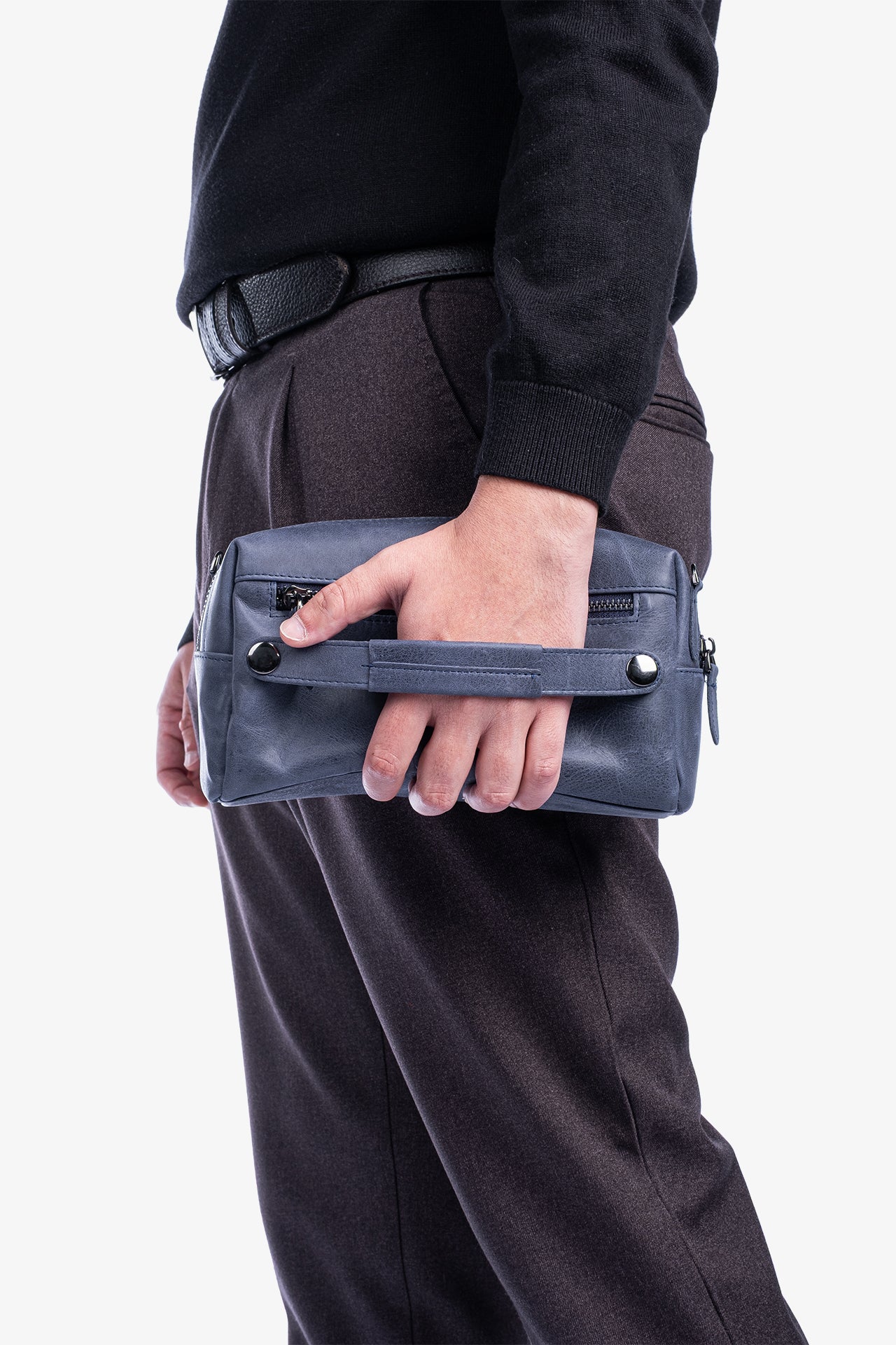 Gri deri el çantası, fermuarlı detaylı, erkek elinde tutuluyor