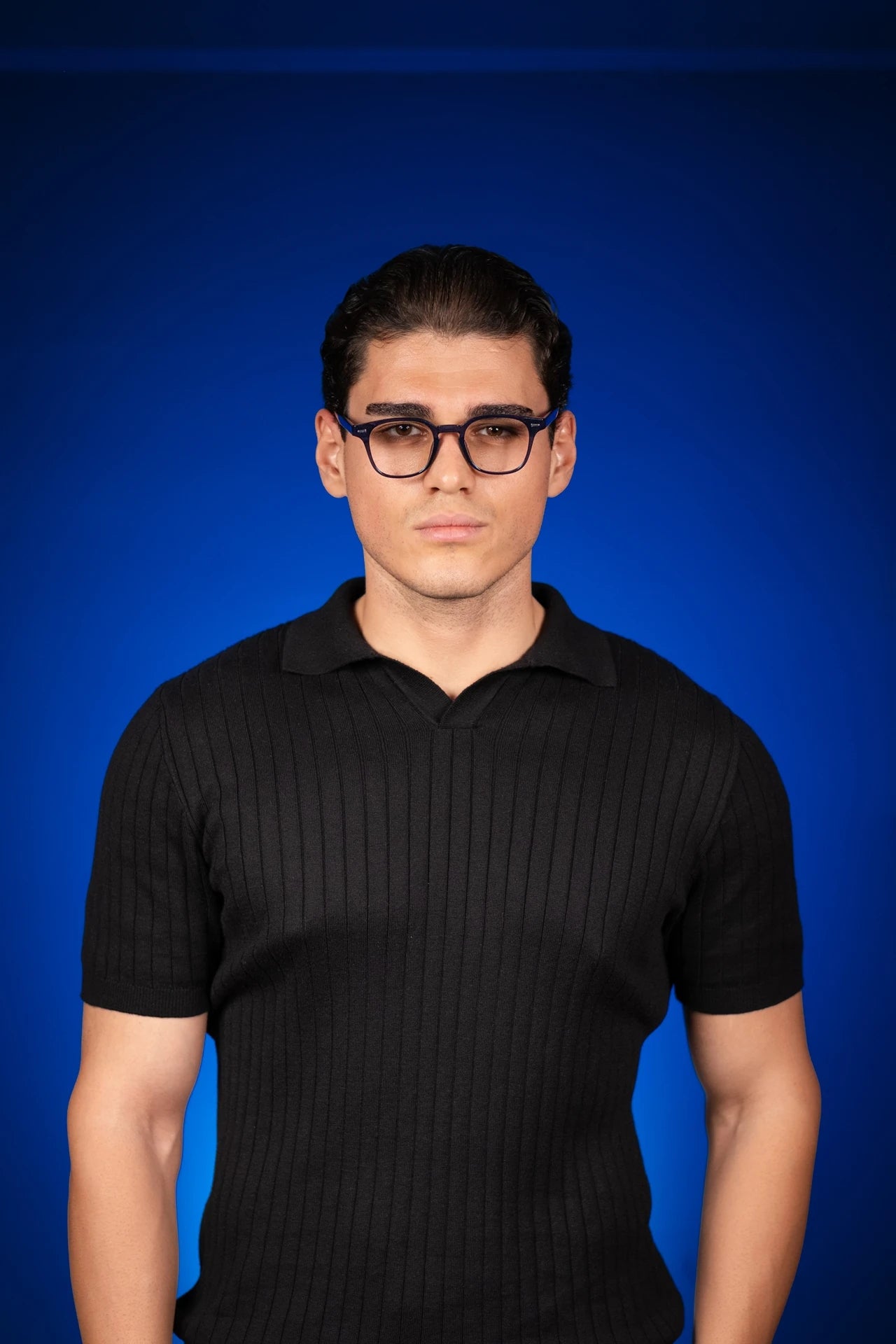 Siyah ribbed polo yaka tişört giyen erkek model