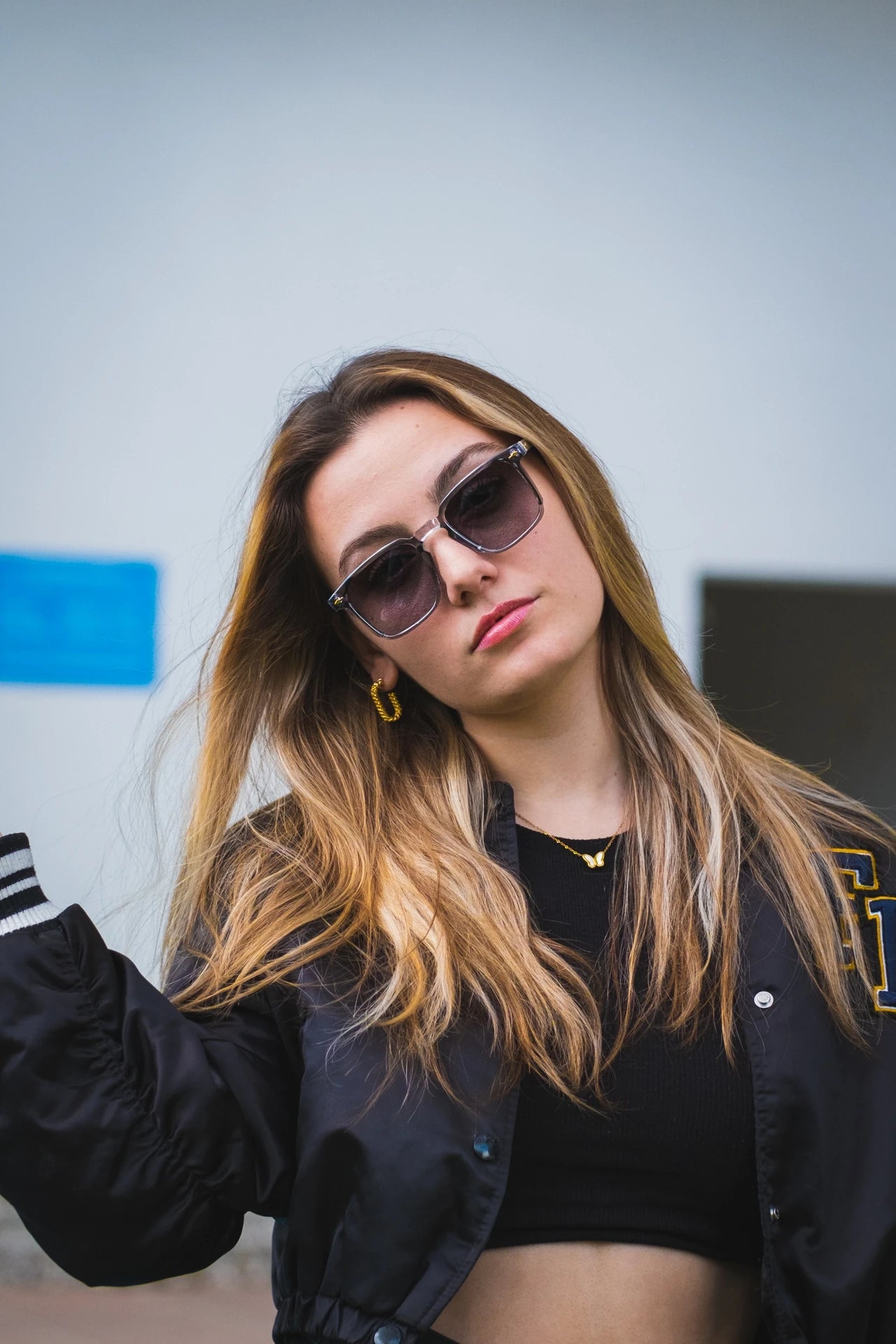 Kare çerçeveli siyah güneş gözlüğü, moda aksesuarı