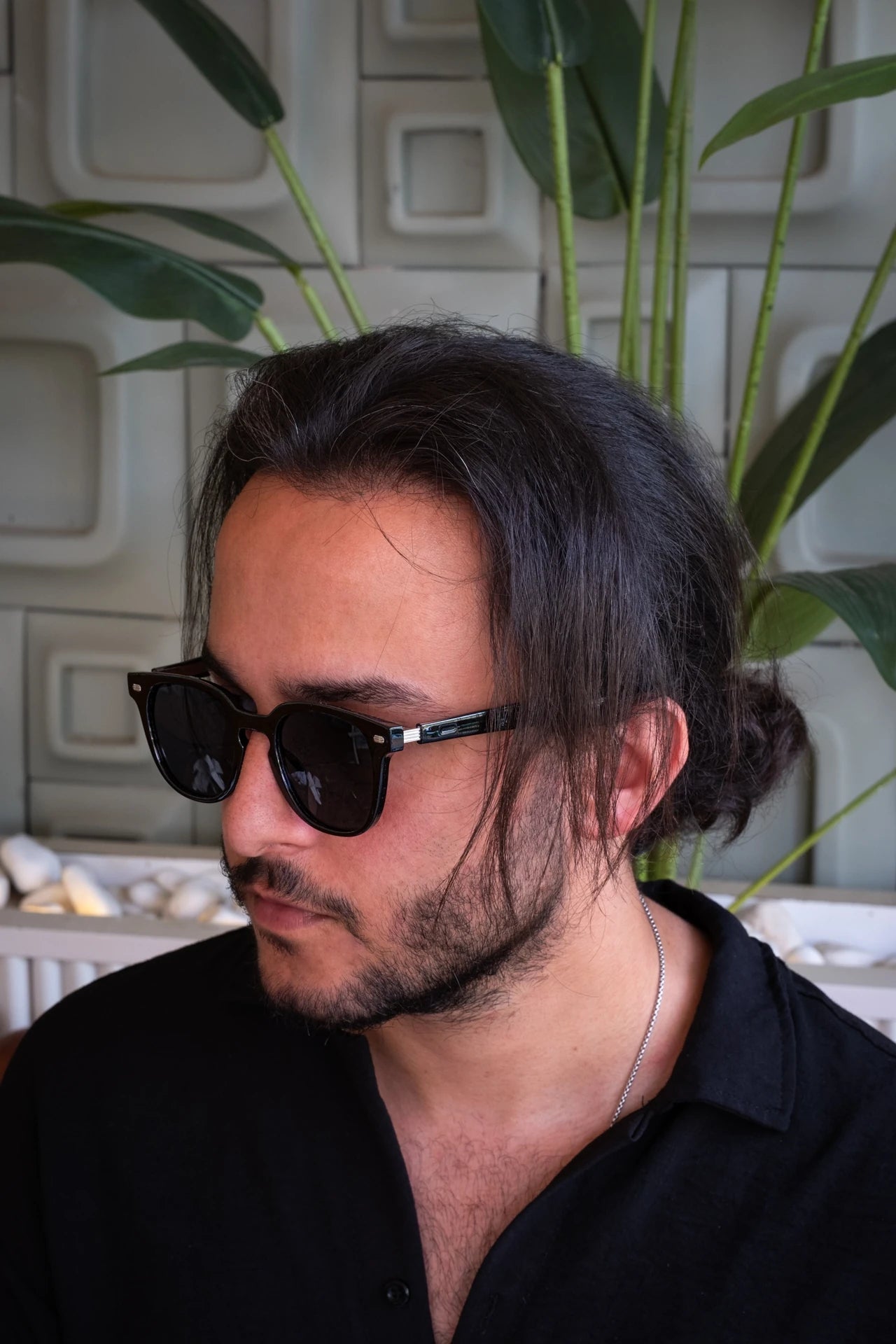 Siyah kare güneş gözlüğü, erkek model için stil ve koruma