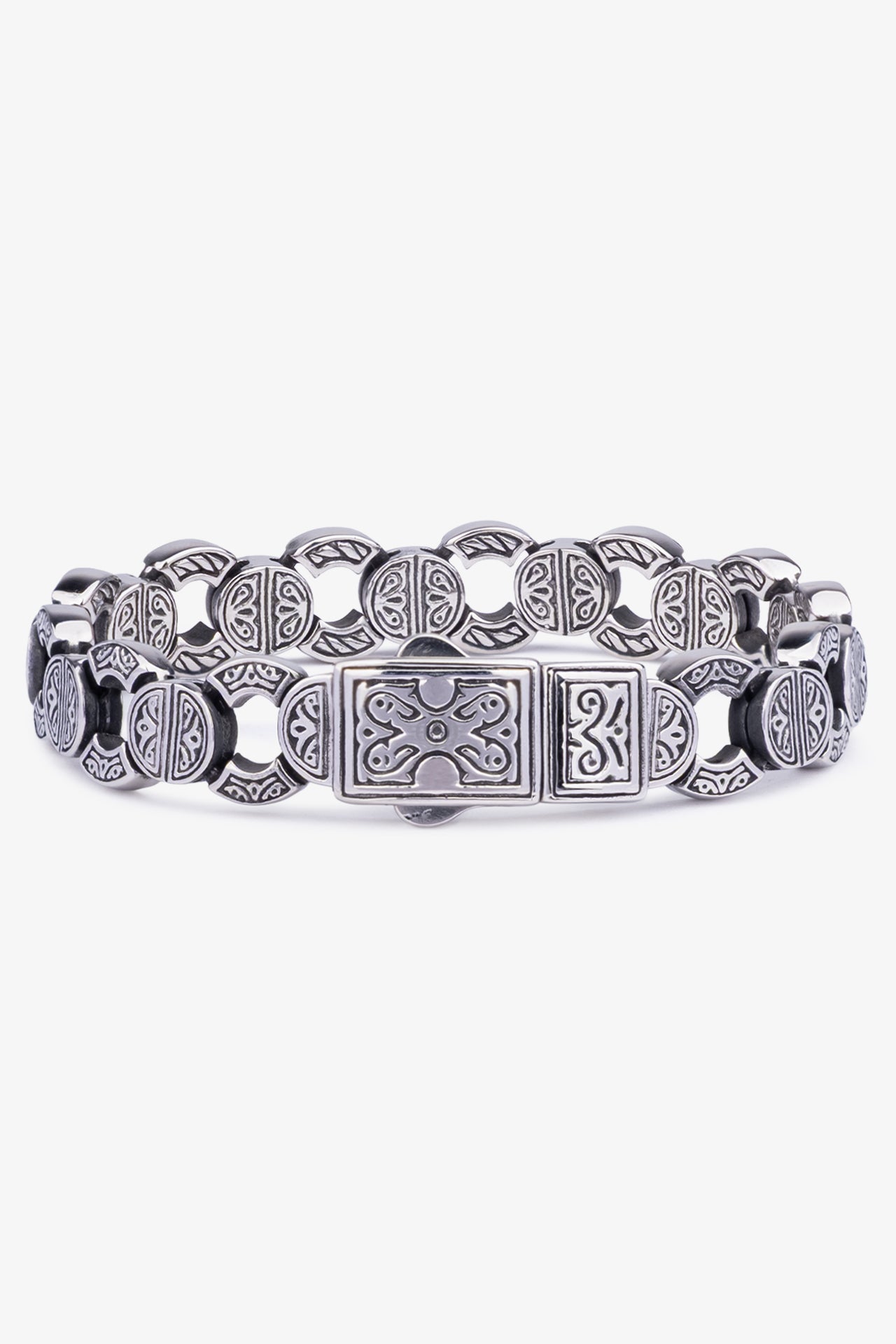Gümüş rengi, detaylı desenli metal bileklik