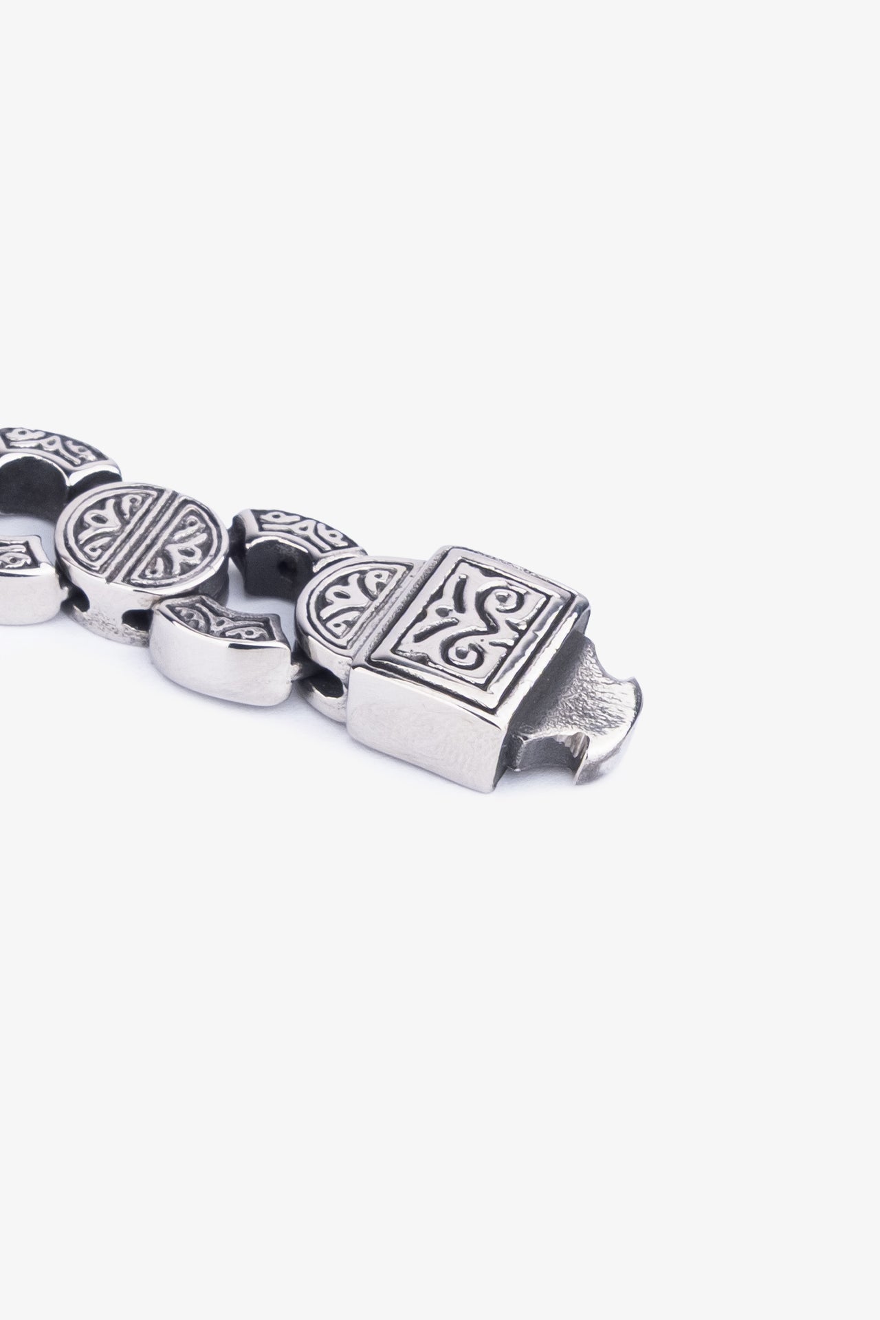 Gümüş rengi, desenli metal bileklik detayı