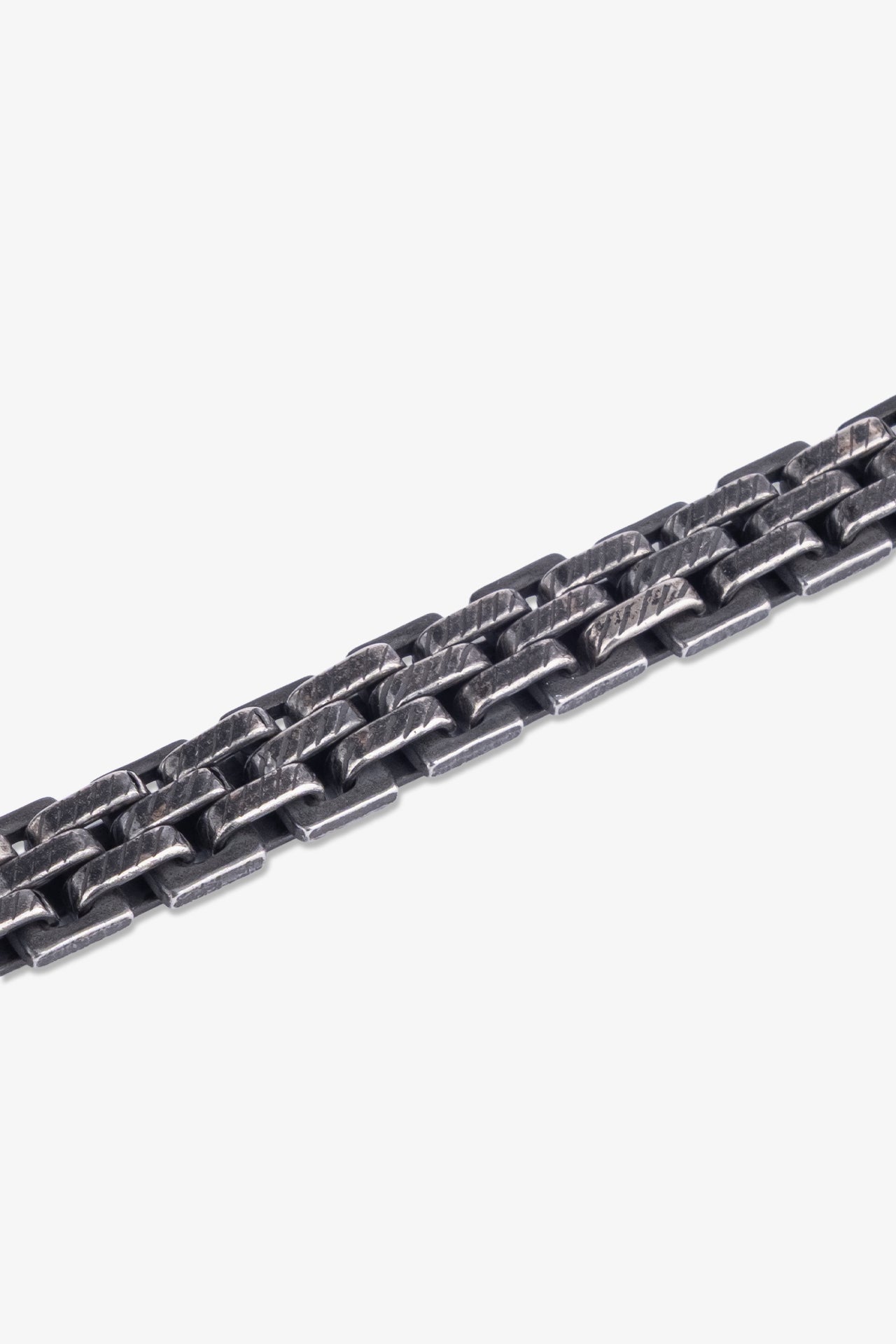 Koyu gümüş rengi, zincir desenli metal bileklik