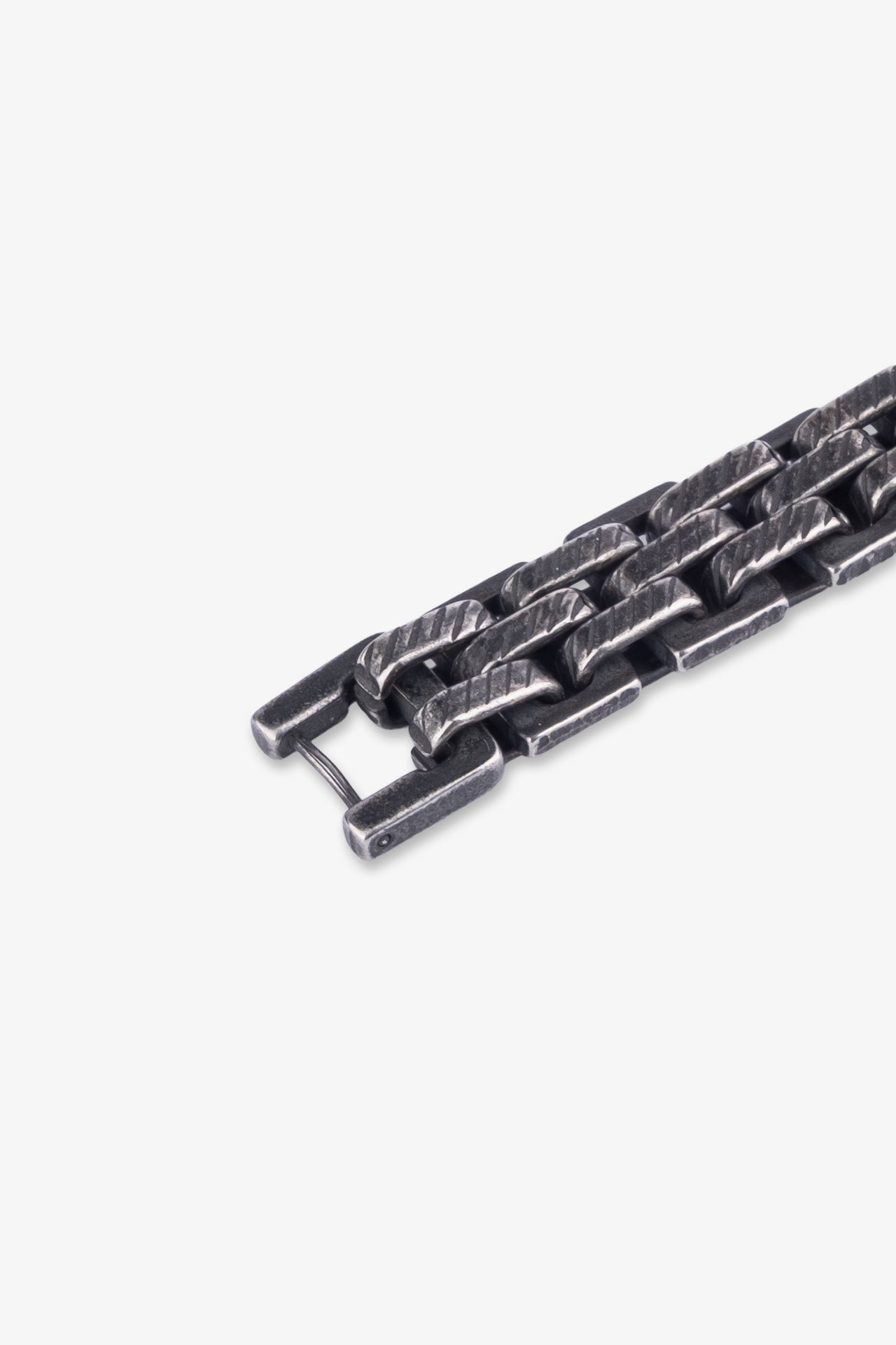 Koyu gümüş rengi, zincir desenli metal bileklik