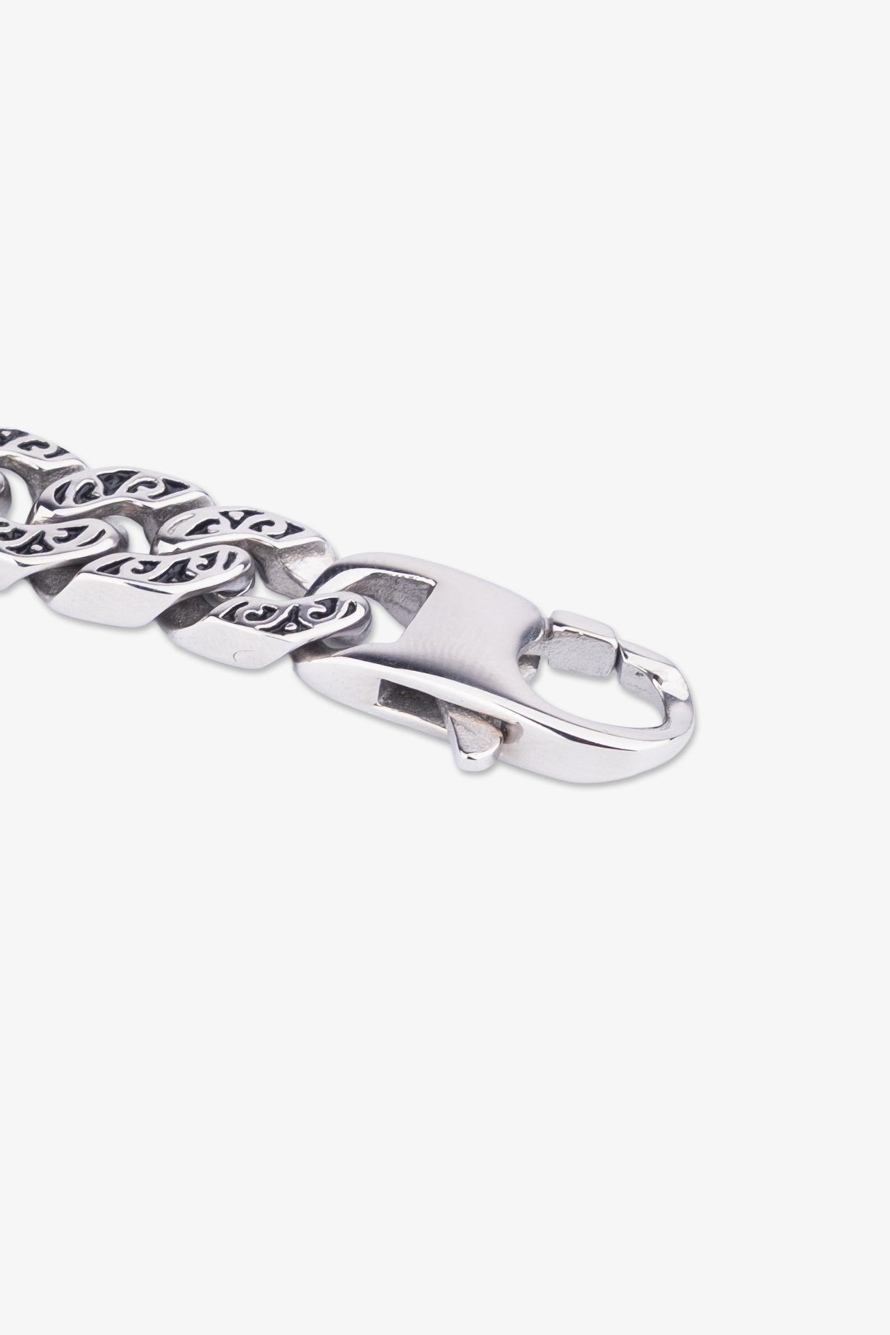 Gümüş renkli, detaylı desenli metal kolye zinciri ve kapan