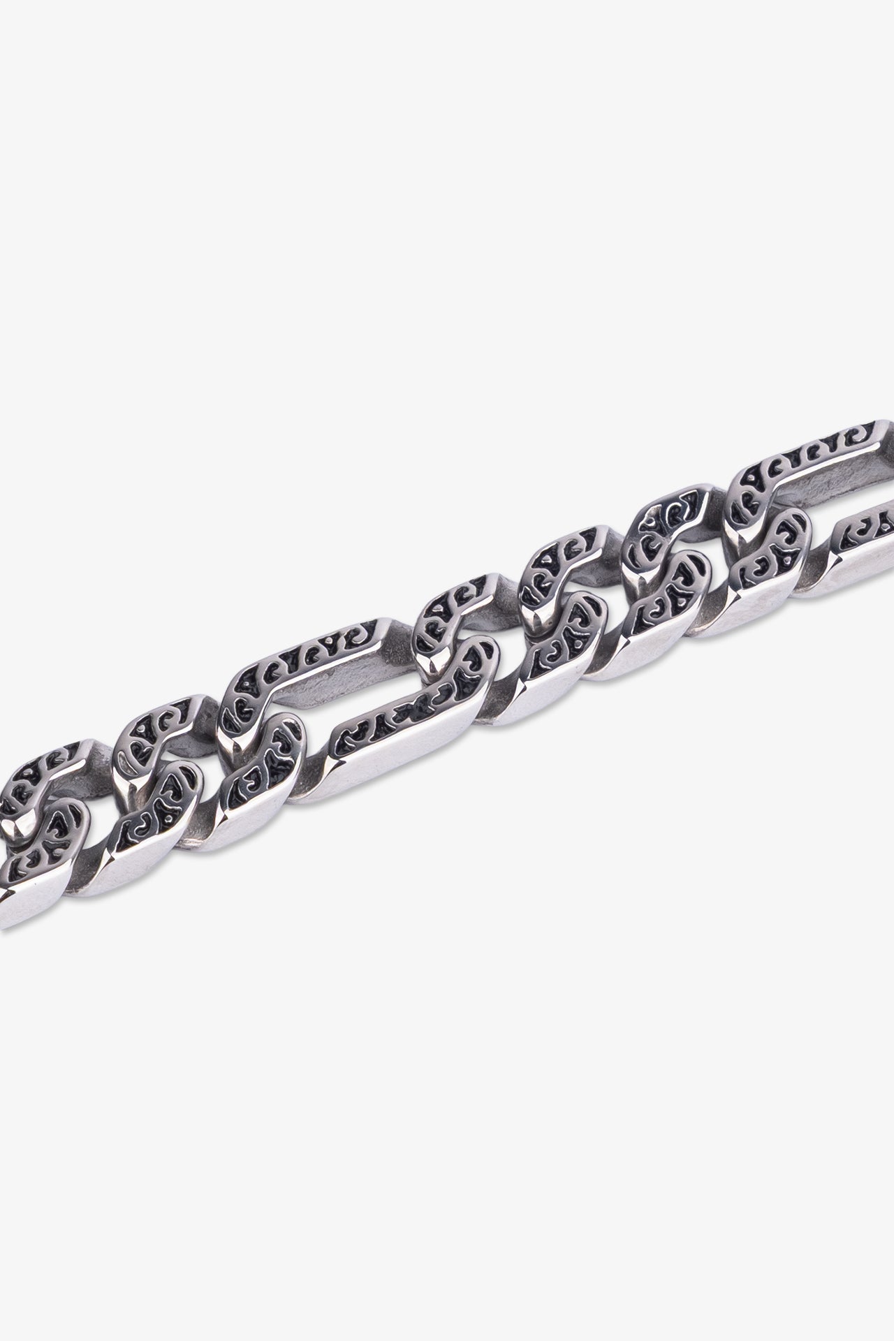 Gümüş renkli, detaylı desenli metal kolye