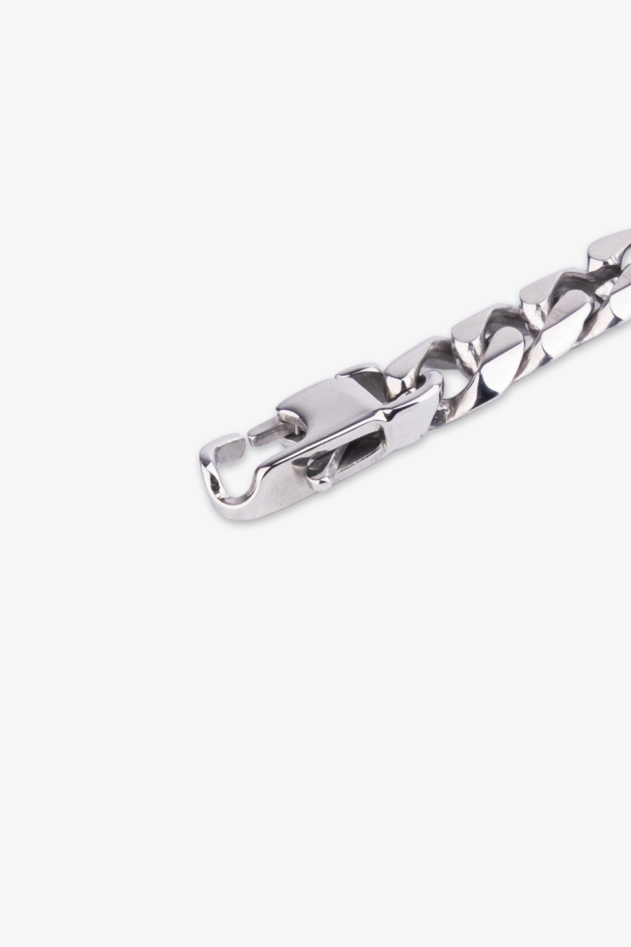 Gümüş renkli metal zincir kolye detayı