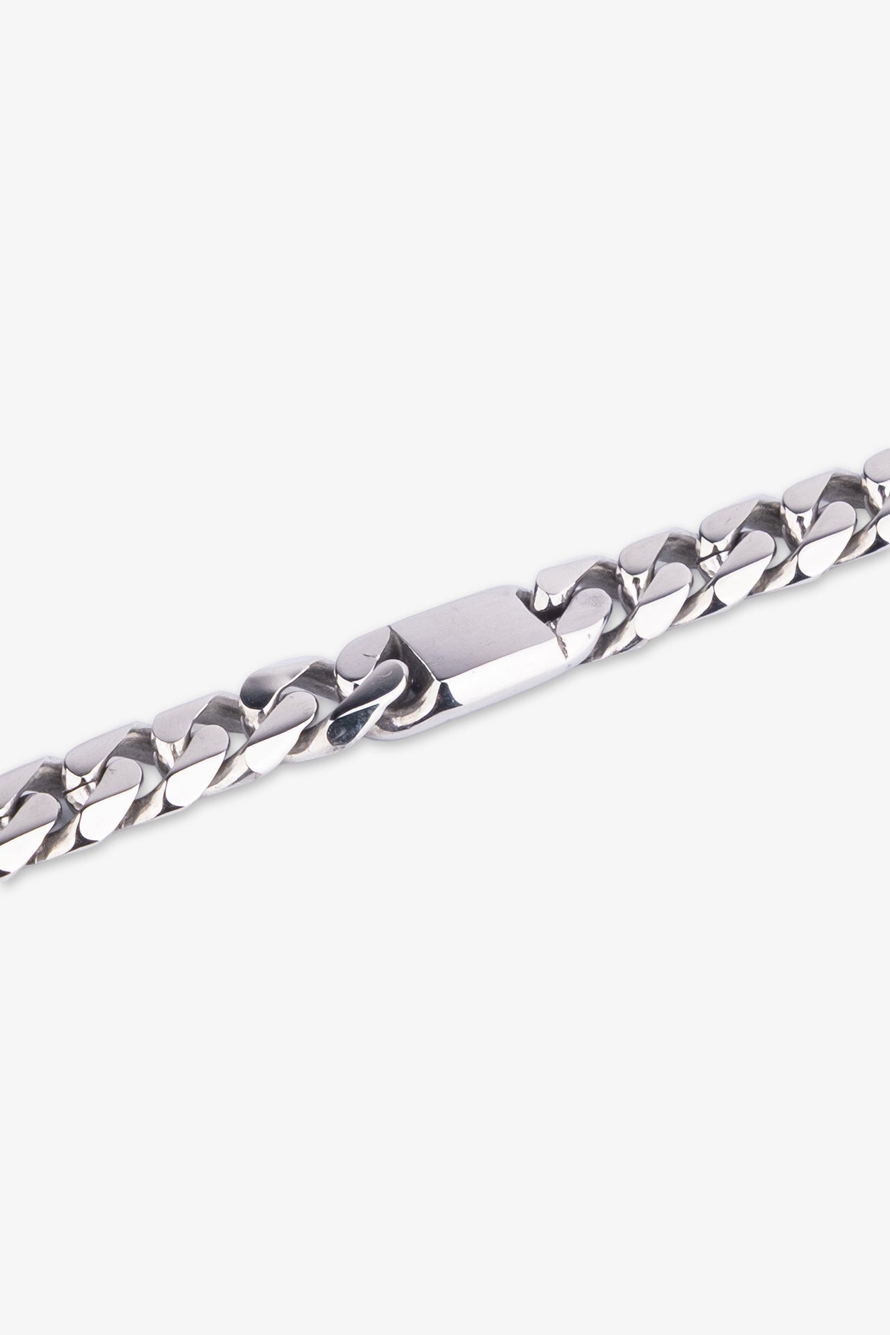 Gümüş renkli metal zincir kolye, parlak yüzeyli ve kalın halkalı tasarım