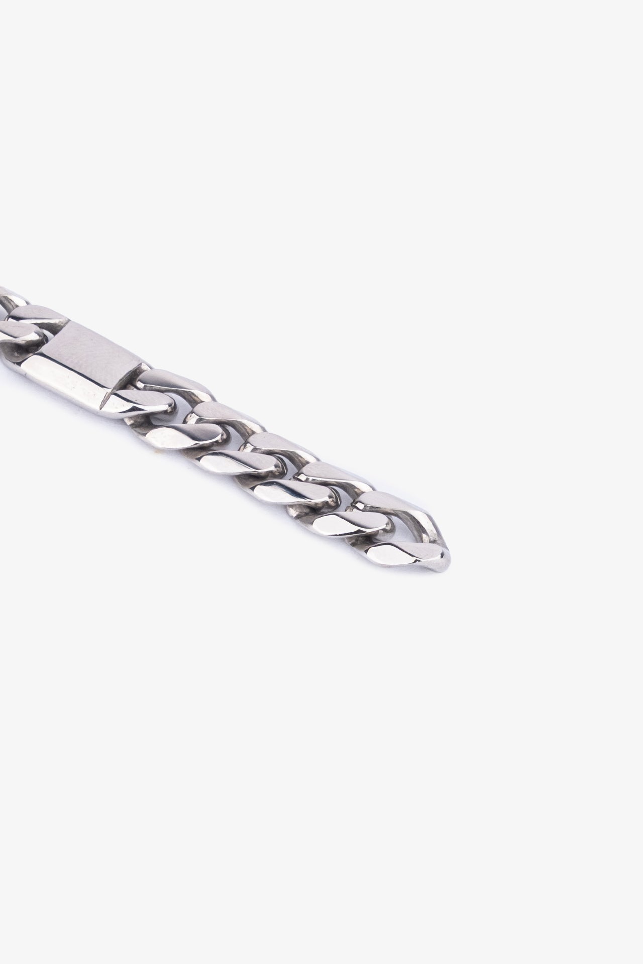 Gümüş renkli metal zincir kolye, parlak yüzeyli ve kalın halkalı tasarım