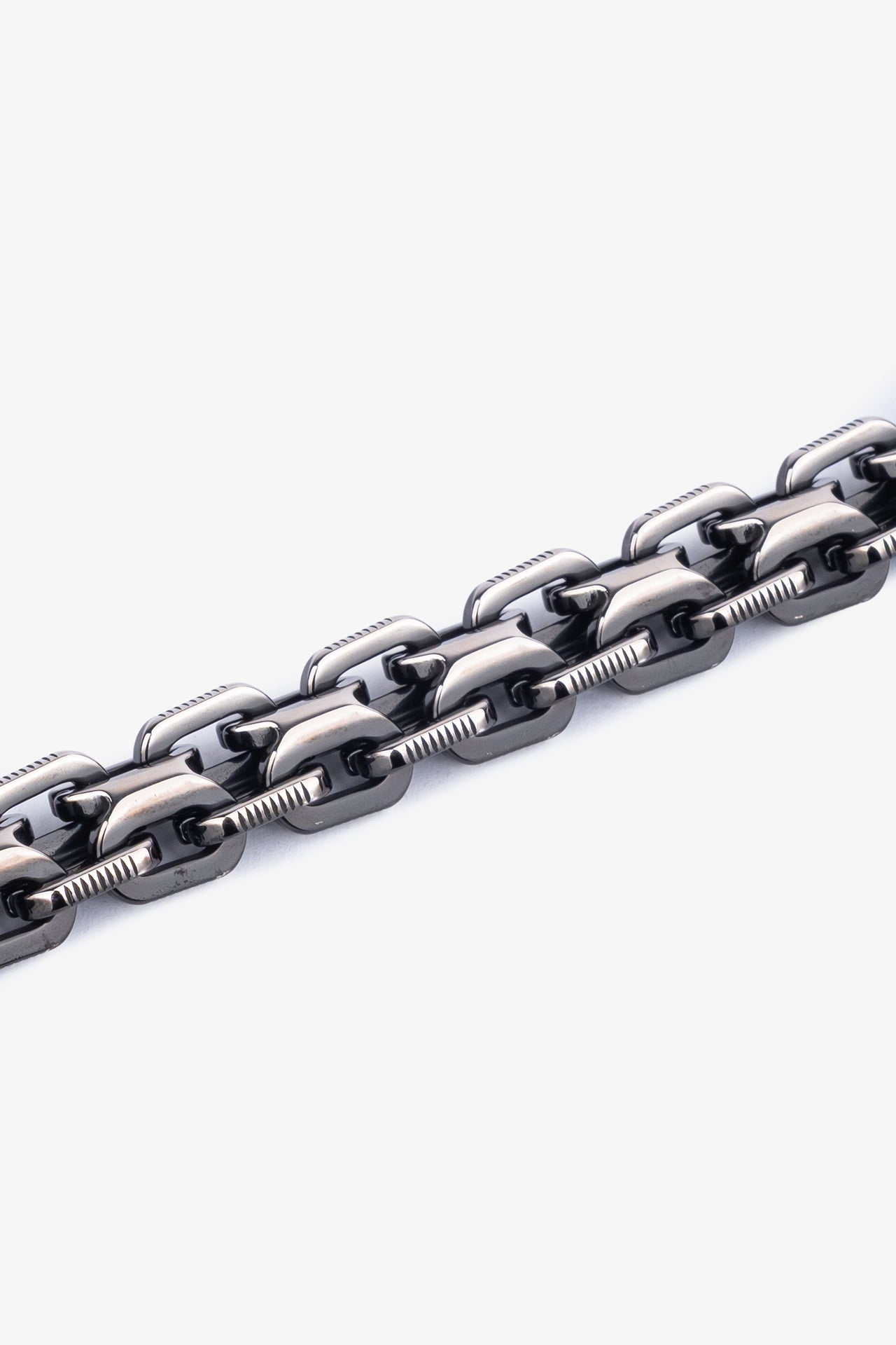 Siyah metal zincir kolye, kalın halkalarla modern erkek aksesuarı