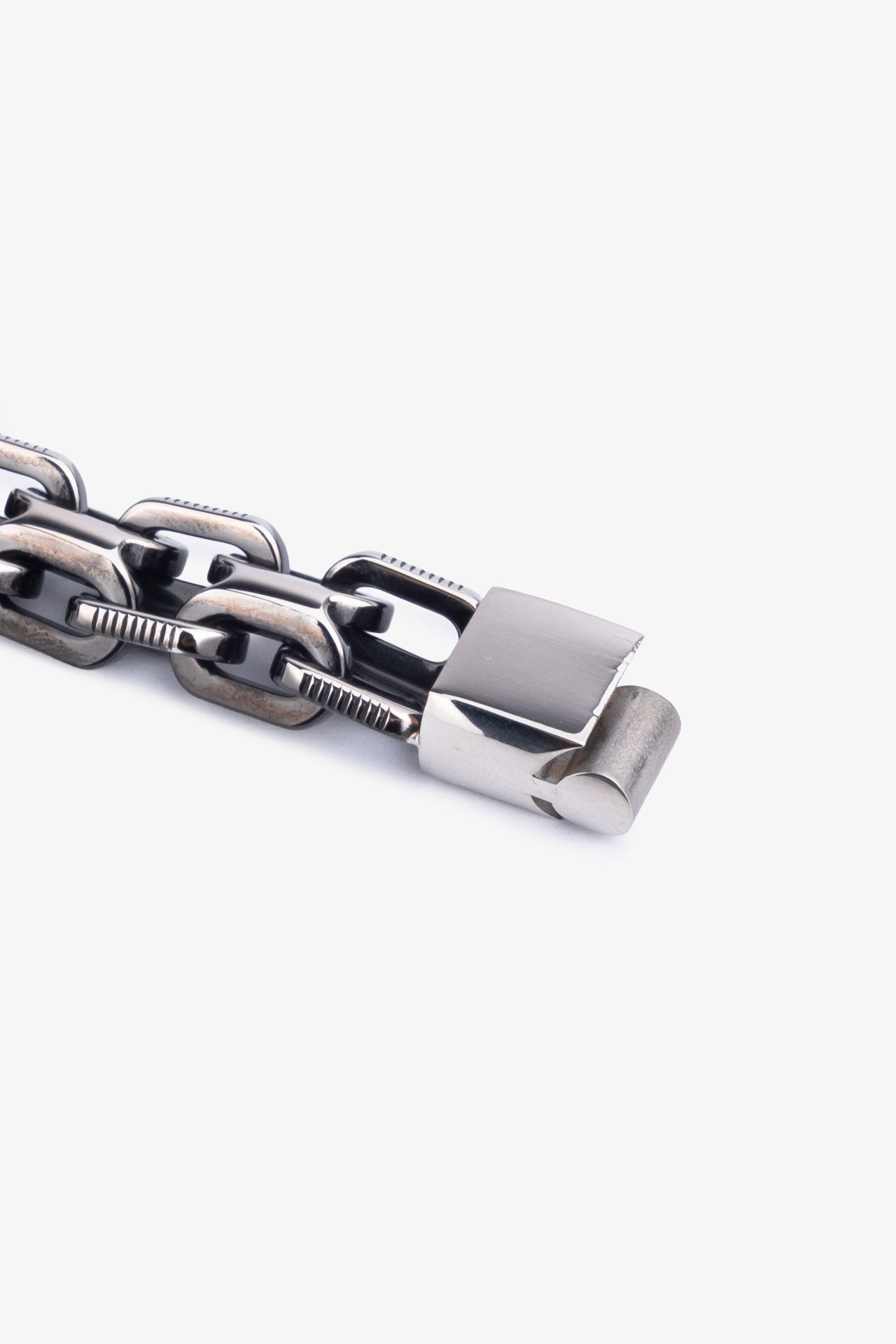 Gümüş renkli metal zincirli erkek bilekliği, kilit detaylı