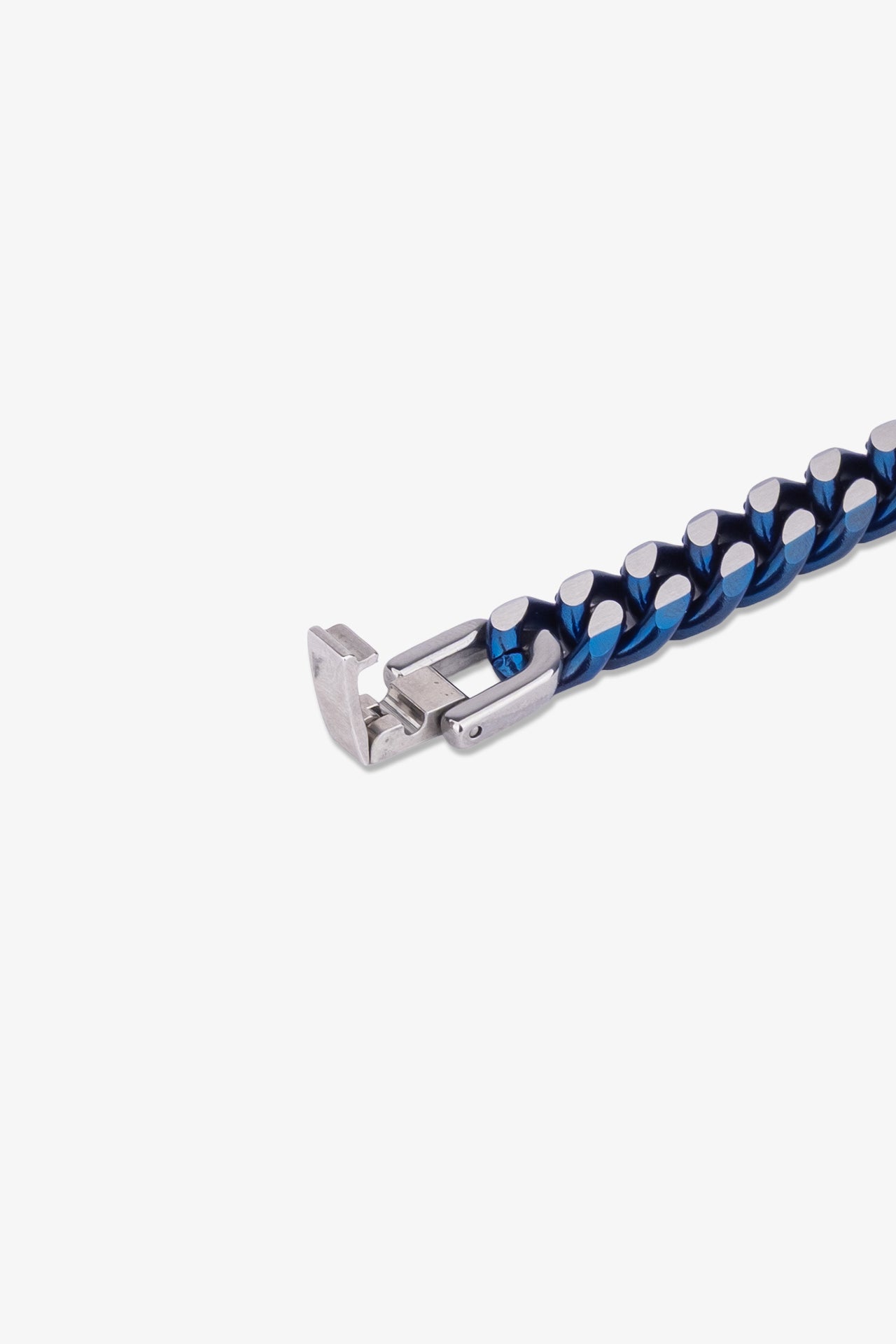 Mavi metal zincir kolye, gümüş kaplama kilit detayıyla