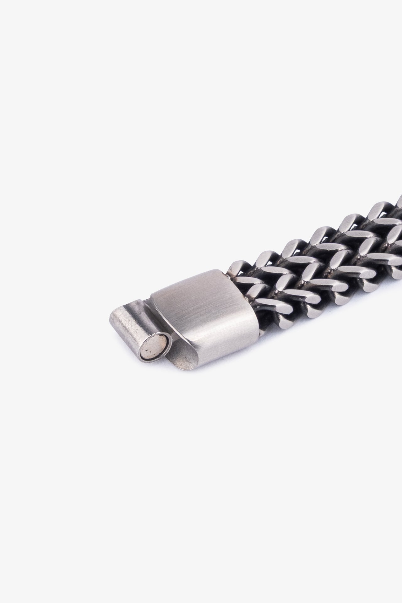 Gümüş renkli metal zincir bileklik, parlak yüzeyli ve sağlam kapanışlı