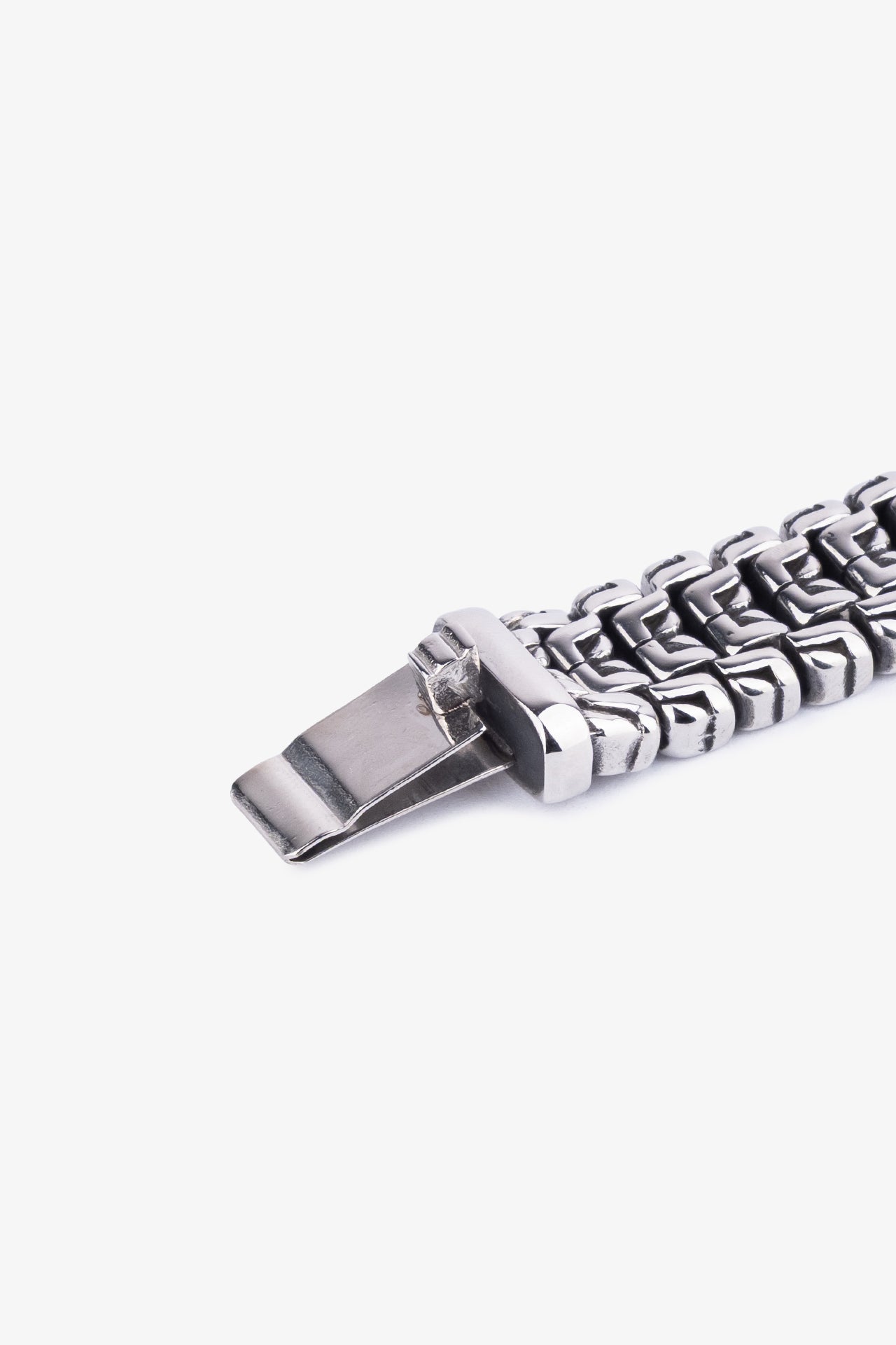 Gümüş renkli metal kolye, örgü desenli ve fermuarlı kapanışlı
