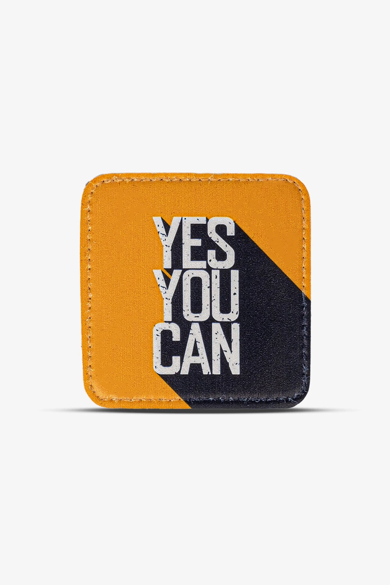 Turuncu ve siyah deri kartlık, üzerinde 'YES YOU CAN' yazısı