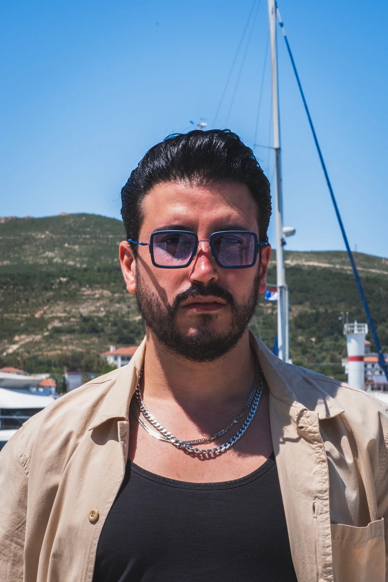 Mavi çerçeveli kare güneş gözlüğü, stil ve koruma için ideal