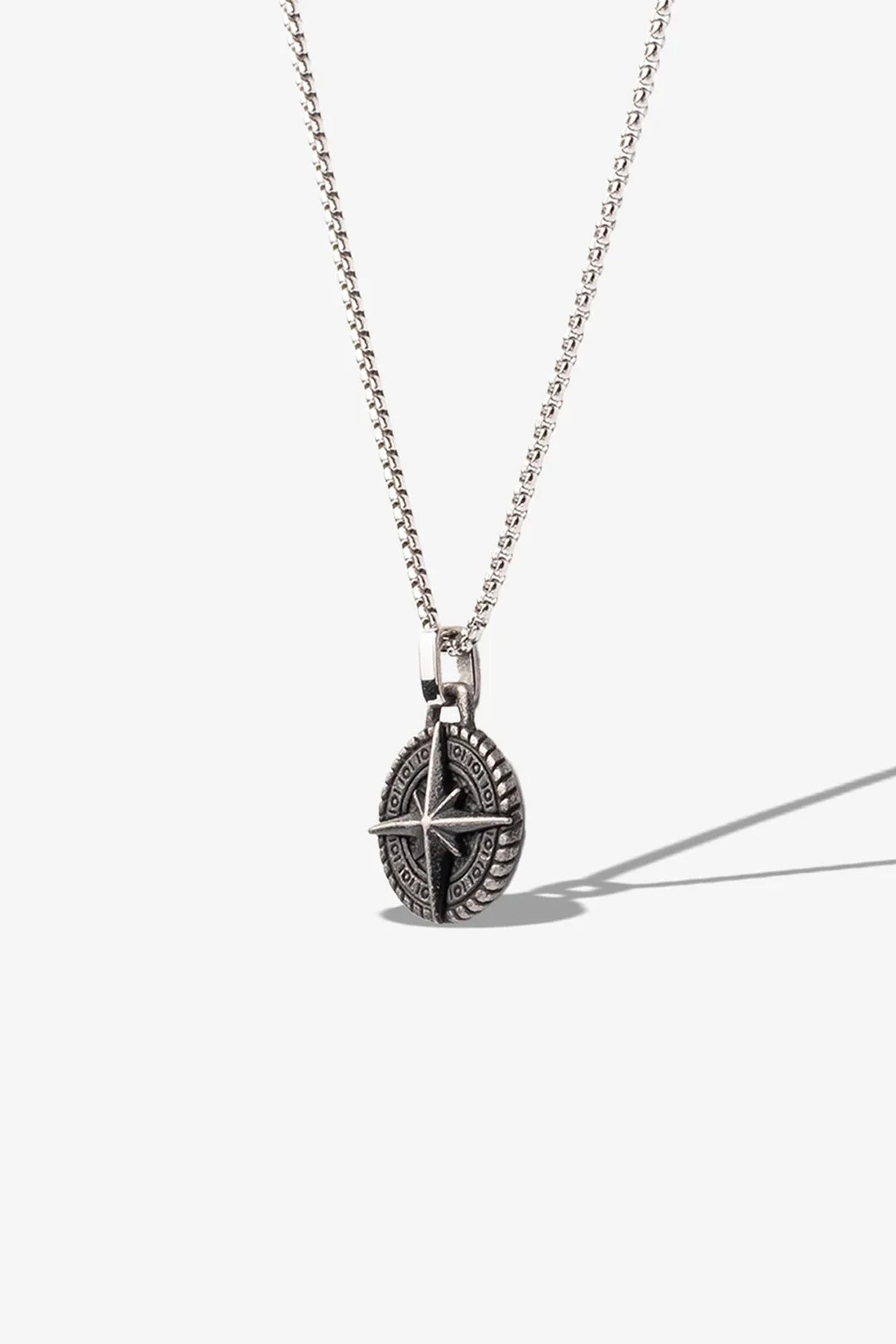Gümüş renkli pusula desenli kolye, detaylı metal zincirle