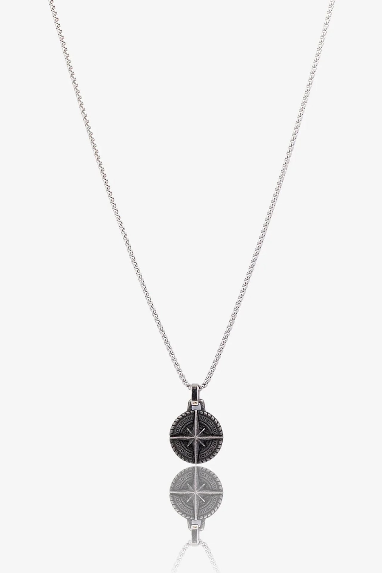 Gümüş renkli, pusula desenli metal kolye